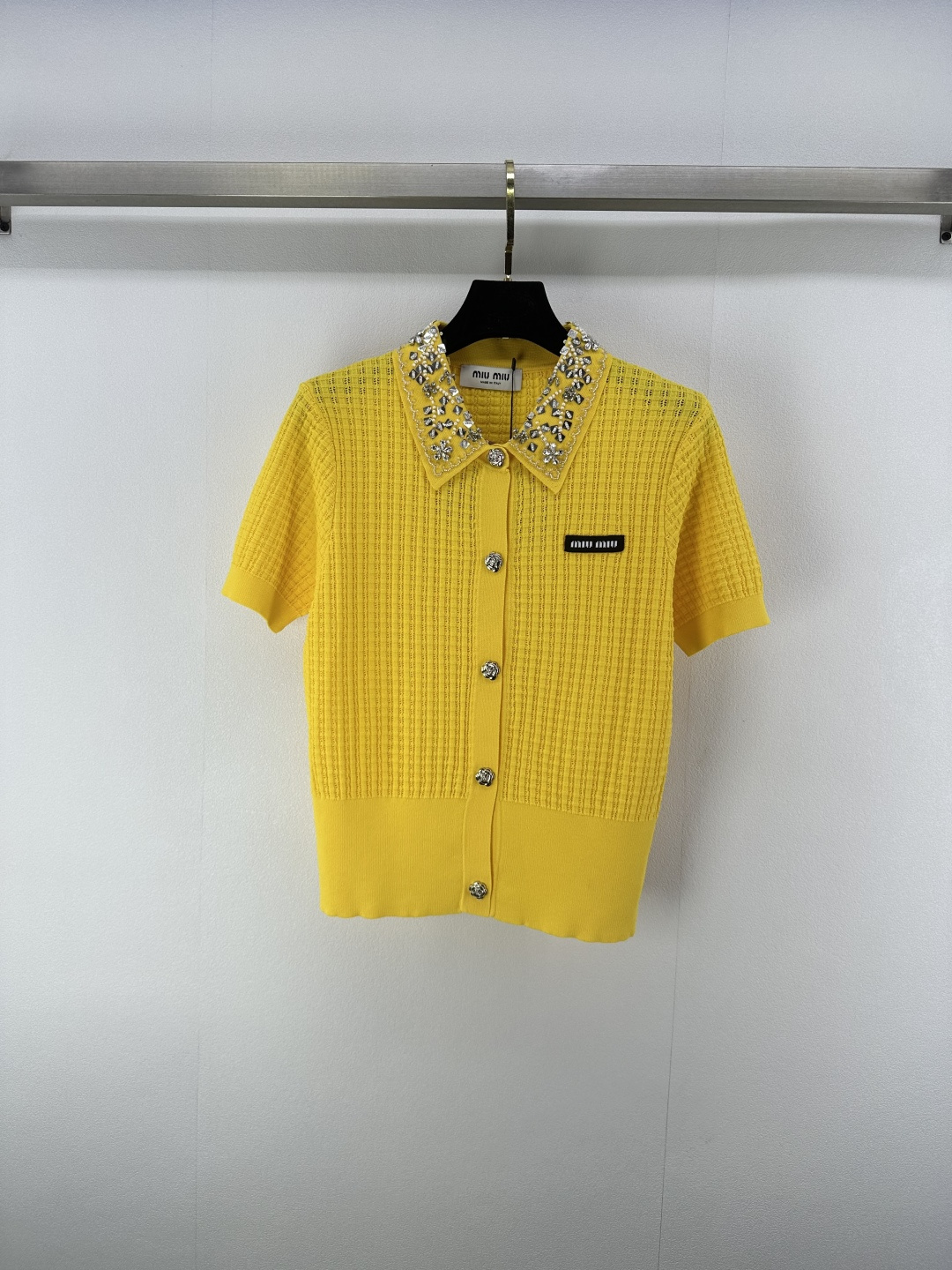 NO:426278,Miumiu *New details 25 New summer lace collar bead tops, heavy craftsmanship contrasting lace collar iconic bead logo. Tennis fabric is cold and thin on the upper body, very age-reducing and sweet. 3 colors and 3 sizes SML, miumiu, alexander wang19860909Miumiu *上新细节 25 夏季新款花边领钉珠上衣 重工艺撞色花边领标志性钉珠logo 天丝面料上身冰凉又轻薄 非常减龄气甜美 3色3码SML,,miumiu,alexander wang,Women's clothing