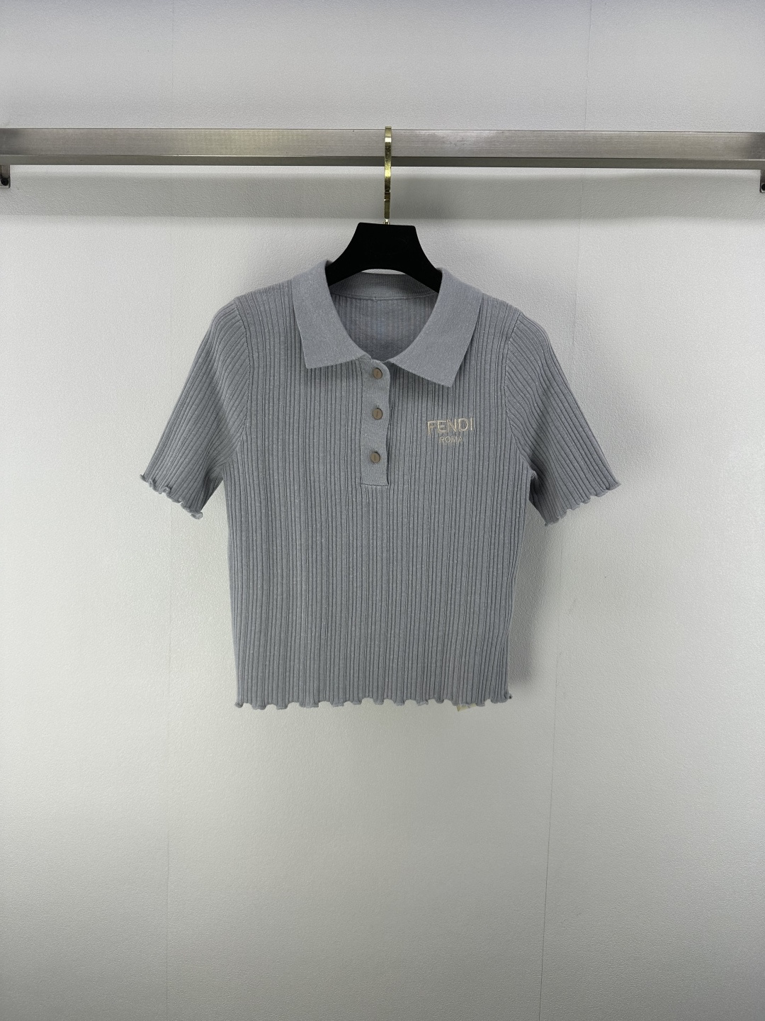 NO:426288,Fend* new details 25 spring and summer new knitted lapel short sleeves lapel three-breasted design button hem earrings design letter logo embroidery embellishment fashionable high-end versatile 1 color 3 code SML, fendi, T-shirt, alexander wang19860909Fend*上新细节 25 春夏新款针织翻领短袖 翻领三排扣设计 纽扣下摆木耳边设计 字母logo刺绣点缀 时髦高级百搭 1色3码SML,,fendi,T-shirt,alexander wang,Women's clothing