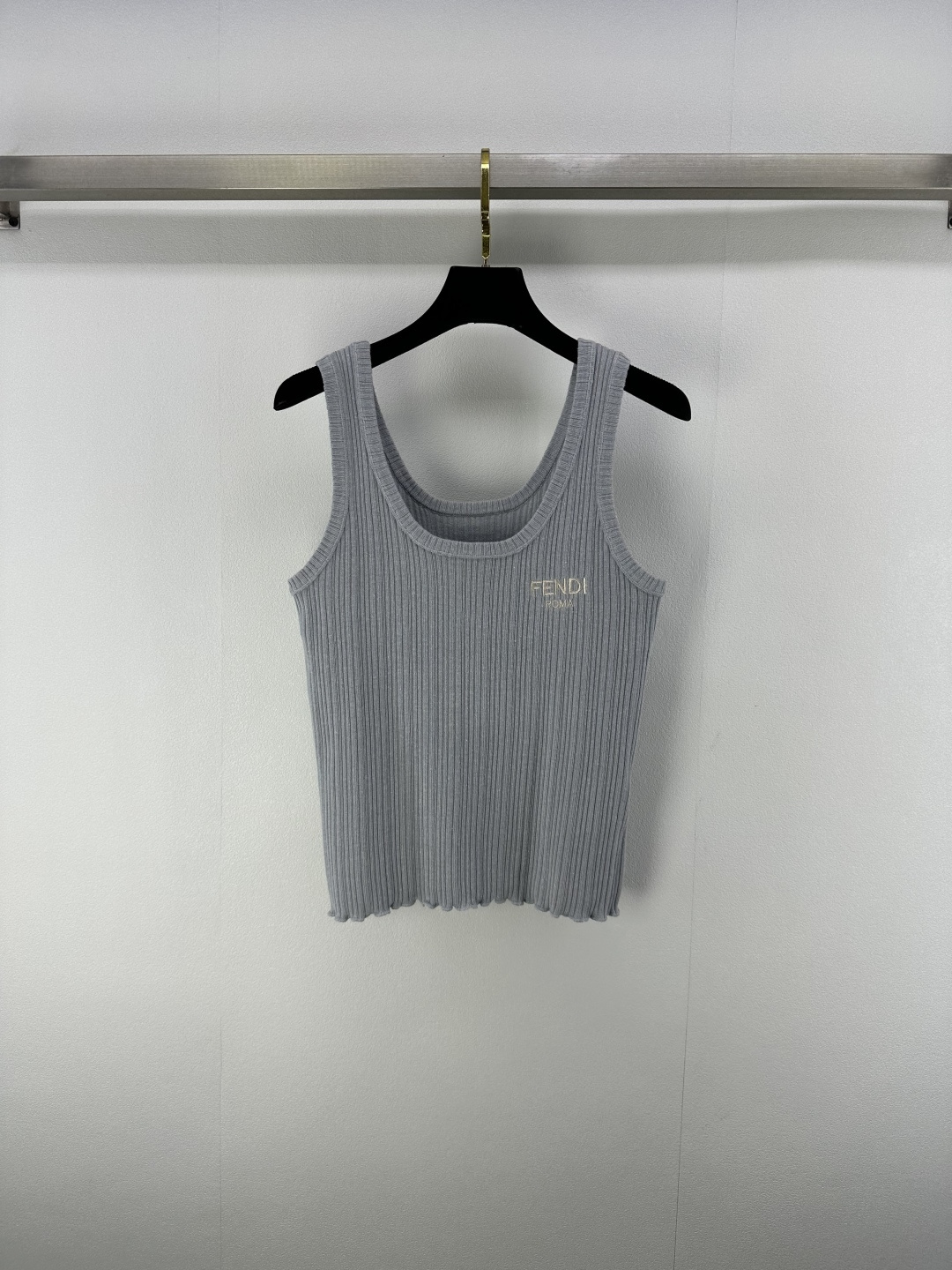 NO:426293,Fend* new details 25 spring and summer new knitted vest hem ear design classic brand letter logo embroidery decoration slim fit and slim simple and fashionable daily lazy and versatile 1 color 3 code SML, fendi, alexander wang19860909Fend*上新细节 25 春夏新款针织背心 下摆木耳边设计 经典品牌字母logo刺绣装饰 修身显瘦 简约时髦日常慵懒百搭 1色3码SML,,fendi,alexander wang,Women's clothing