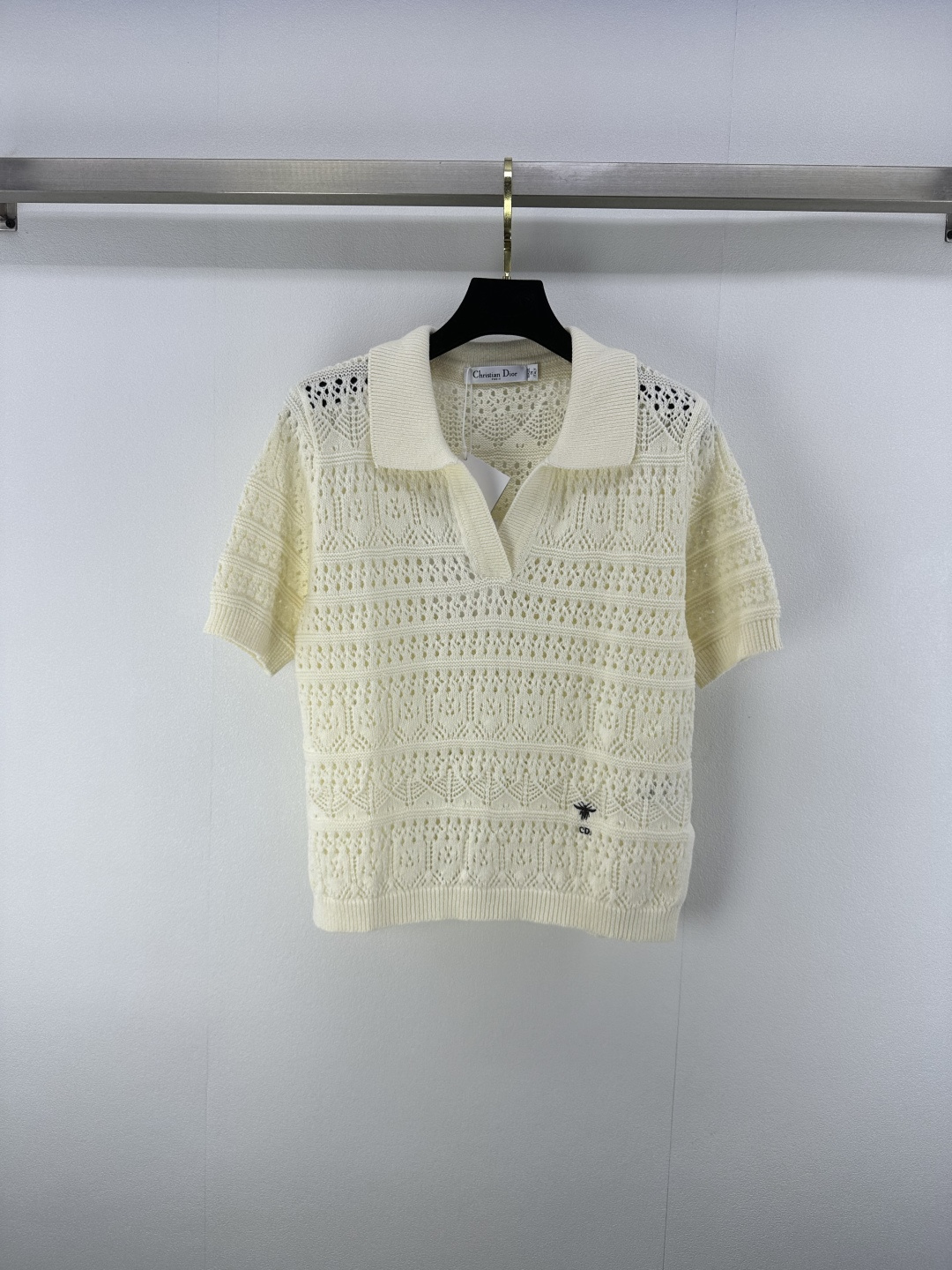 NO:426282,Dio* new details 25 New summer knitted Polo shirt short sleeves Hollow knitted wool texture soft and glutinous. The whole body is exquisitely crochet craftsmanship. The texture is delicate and layered. The little bee embroidery on the hem is exquisite. The brand DNA is low-key. The simple shape hides high-quality details. Lazy and high-end. 1 color and 3 codes SML, dior, T-shirt, alexander wang19860909Dio*上新细节 25 夏季新款针织Polo衫短袖 镂空针织羊毛质地软糯 全身钩花工艺精湛 纹理细腻有层次 下摆小蜜蜂刺绣精巧 低调融入品牌DNA 简约造型藏满高定细节 慵懒又高级 1色3码SML,,dior,T-shirt,alexander wang,Women's clothing