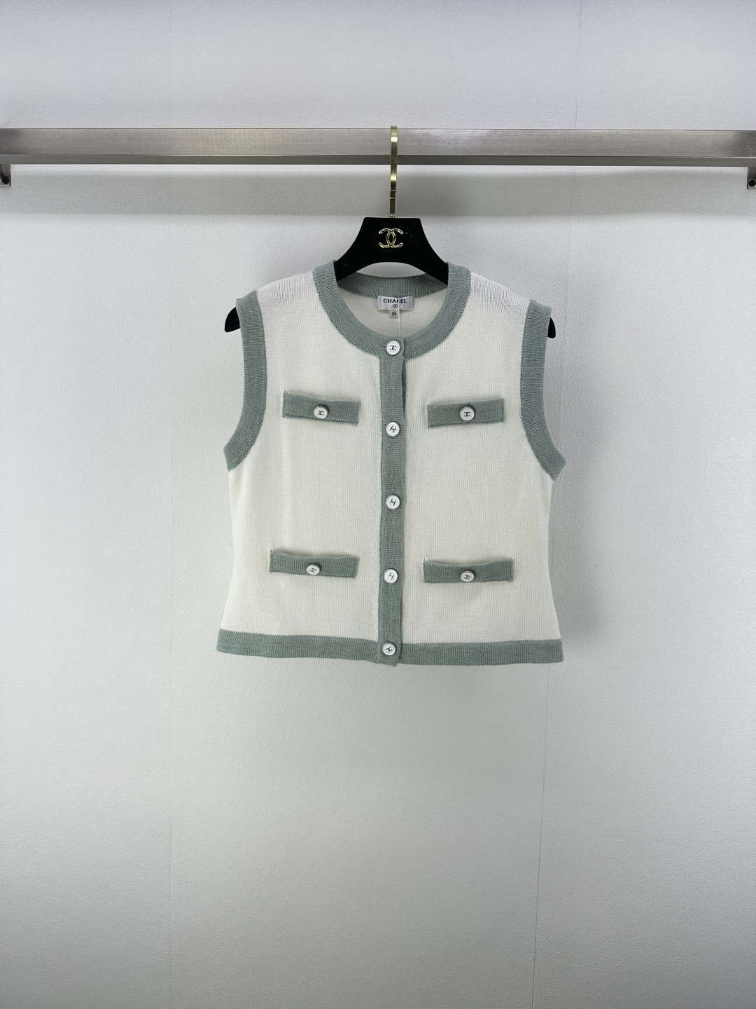 NO:426294,Chane* new details 25 The new summer knitted vest cardigan has a soft and delicate texture. The pink and white colors are gentle and high-end. The round neck + contrasting edges are neat and simple. Four pockets with iconic buttons. The details are full of specifications!  The inner wear is superb. One-click unlocking French style relaxed and noble, easily improving the exquisiteness of the outfit~ 2 colors and 3 codes SML, chanel, alexander wang19860909Chane*上新细节 25 夏季新款针织背心开衫羊毛质感软糯细腻 粉白两色温柔又高级 圆领+撞色包边 利落简约 四口袋配标志性纽扣 细节满格！单穿内搭都超绝 一键解锁法式松弛贵气 轻松提升穿搭精致度～ 2色3码SML,,chanel,alexander wang,Women's clothing