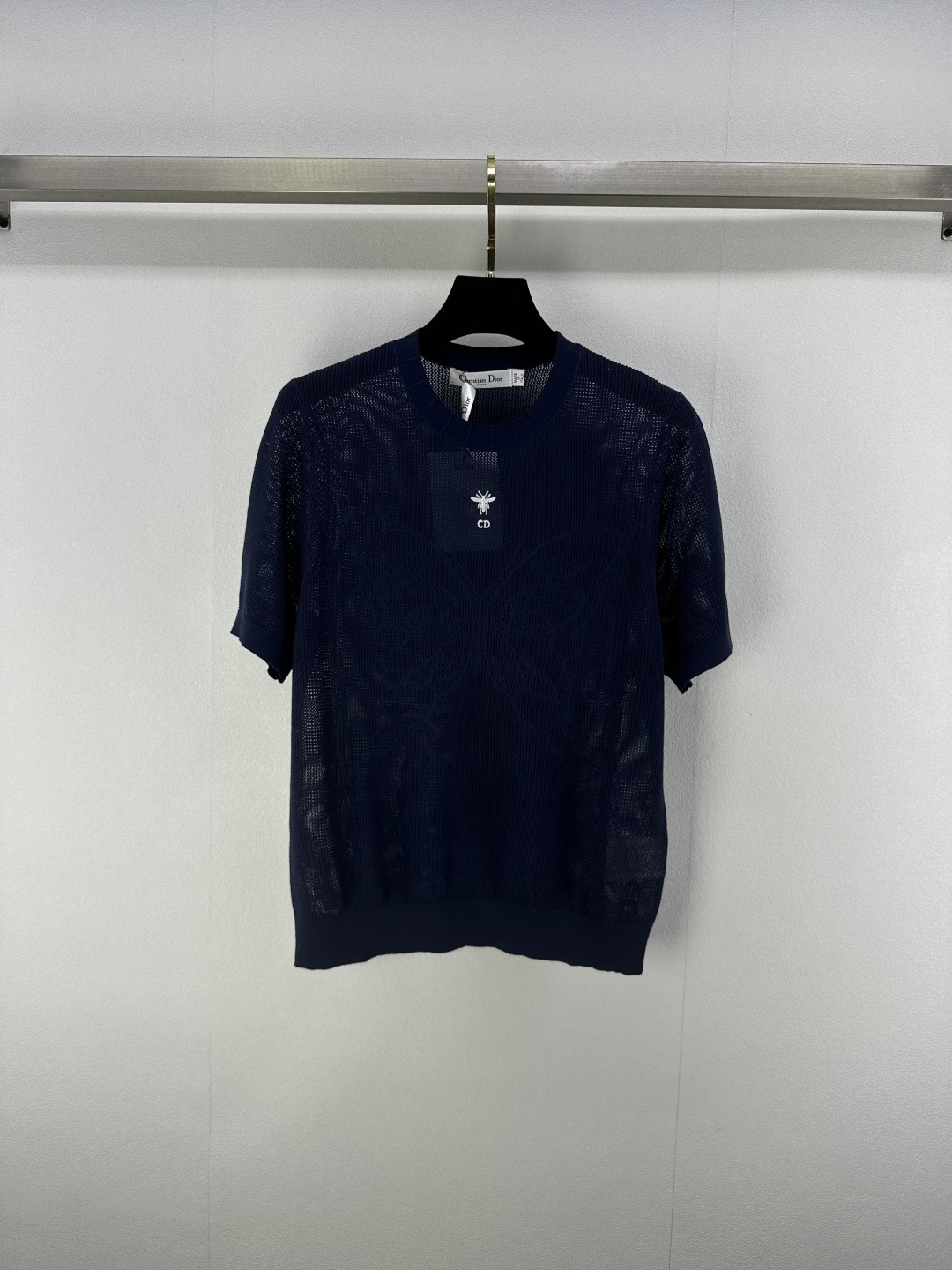 NO:426851,New details on Dio* 25 Spring and Summer Latest Hollow Butterfly Short Sleeve!  The fabric is delicate and soft, sagging and refreshing, exquisite knitted short-sleeved style, butterfly hollow pattern of the body, strong retro college style, playful and age-reducing, easy to control when traveling or gatherings!  3 color 3 code SML, dior, T-shirt, alexander wang19860909Dio*上新细节 25 春夏最新镂空蝴蝶短袖！ 面料细腻柔软 垂顺冰爽 精致针织短袖版型 衣身蝴蝶镂空图案 复古学院风格强烈 俏皮减龄显白 日常出行或轻松聚会轻松驾驭！ 3色3码SML,,dior,T-shirt,alexander wang,Women's clothing