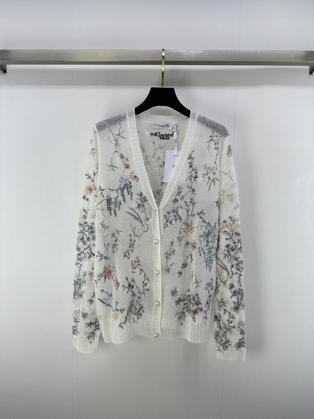 NO:428370,New details on Dio* 25 Spring and summer new V-neck embroidered floral cardigan long sleeves breathable and comfortable, full texture. Regular cardigan cut highlights the brand's style. The whole body is full of stamped branches and leaves, flower forest, and natural style patterns to create a unique style that is casual and casual. The letter logo on the back makes the brand's high-end design feel full!  1 color 3 code SML, dior, alexander wang19860909Dio*上新细节 25 春夏新款v领刺绣花卉开衫长袖 透气舒适 质感十足 常规开衫裁剪 凸显品牌格调 通体满印枝叶花森系自然风格图案 打造仙气中不失休闲的个性风格 后背字母徽标让品牌高级设计感拉满！ 1色3码SML,,dior,alexander wang,Women's clothing