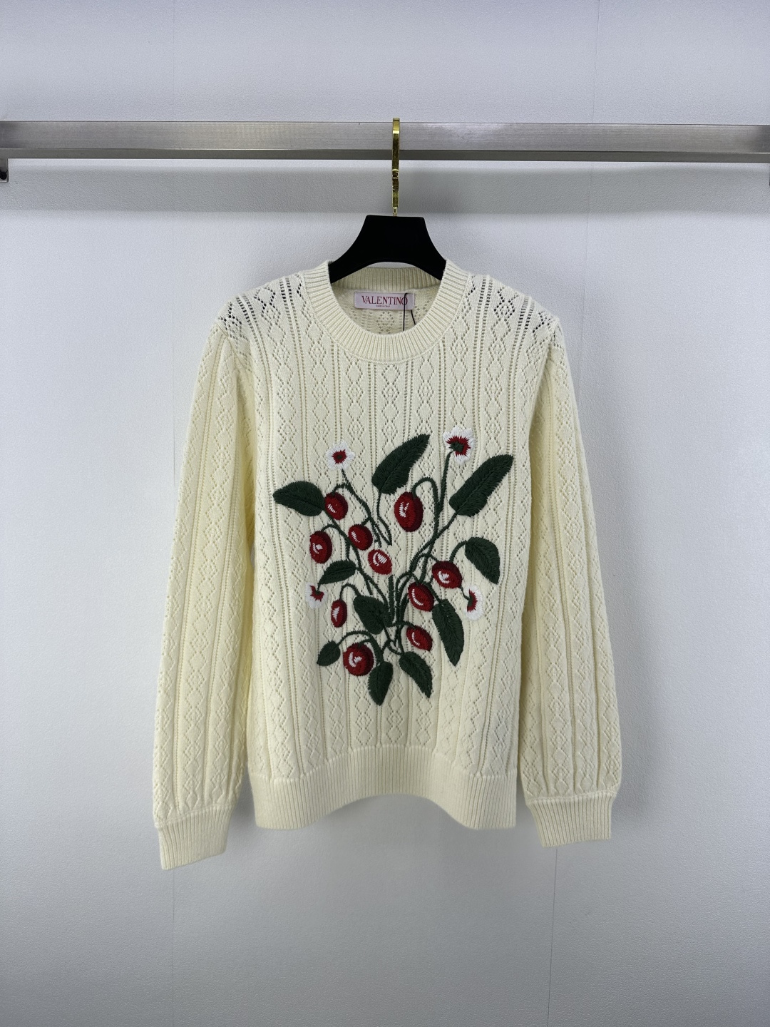 NO:426856,Valentin* new details 25 Summer new style heavy industry embroidered hollow round neck long sleeves cherry pattern jacquard age-reducing and casual fabric soft and skin-friendly, versatile and not picky 2 colors 3 sizes SML, valentino, alexander wang19860909Valentin*上新细节 25 夏季新款重工绣花镂空圆领长袖 樱桃图案提花 减龄又休闲 面料柔软亲肤 百搭不挑人 2色3码SML,,valentino,alexander wang,Women's clothing