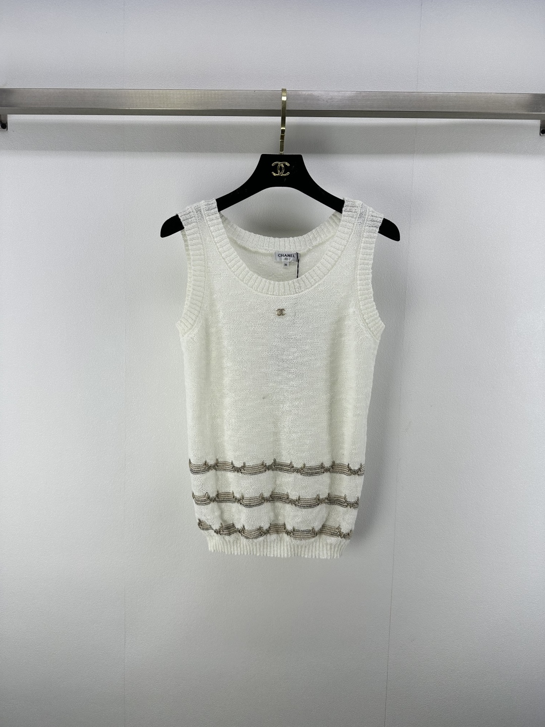 NO:429001,Chane* new details 25 Spring and summer latest gold wire striped knitted vest, customized logo buckle, striped temperament and celebrity girl, comfortable texture and delicate skin-friendly, slim fit and slim, and casual matching is very fashionable and high-end!  2 colors 3 codes SML, chanel, alexander wang19860909Chane*上新细节 25 春夏最新金丝条纹针织背心,定制logo饰扣,条纹气质名媛少女,质感舒适亲肤细腻,版型修身显瘦,随意搭配都非常时髦高级！ 2色3码SML,,chanel,alexander wang,Women's clothing