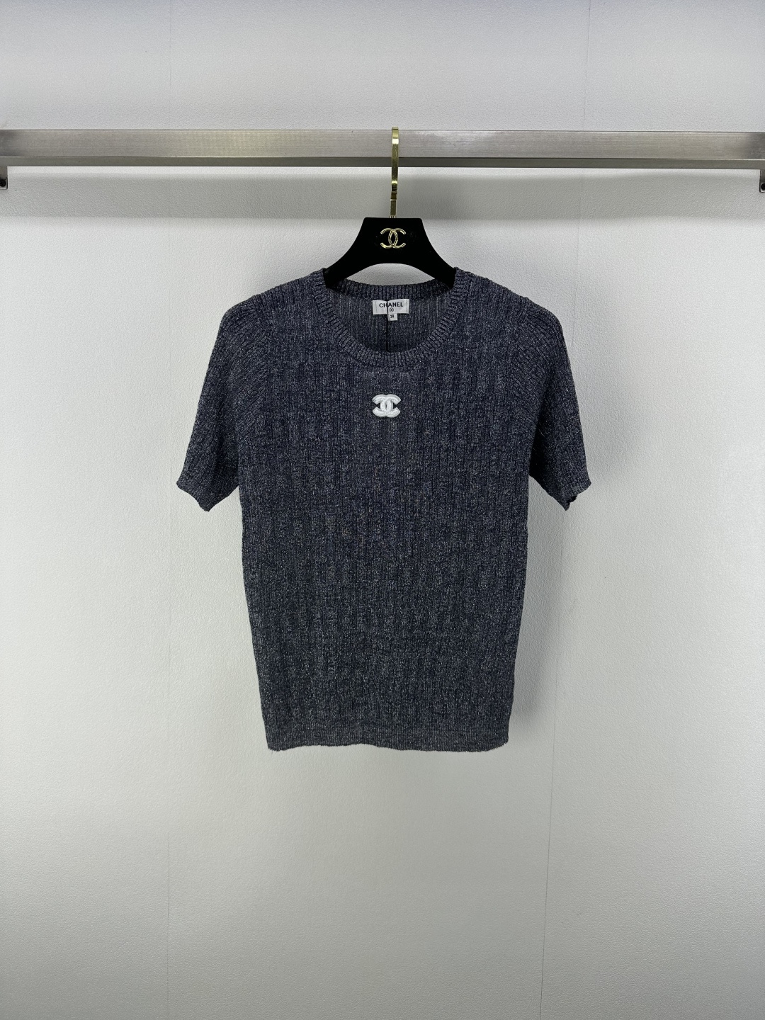 NO:428375,Chane* new details 25 Spring and summer new thin flash short sleeves Galaxy thin flash is beautiful and fairy!  The classic logo on the chest adds a high-end and fashionable feeling to the outfit. Regular style to accommodate the figure. The outfit style is fashionable!  Versatile, not picky, fashionable and high-end!  Special yarns are cold and cool 3 colors and 3 codes SML, chanel, T-shirt, alexander wang19860909Chane*上新细节 25 春夏新款细闪短袖 银河细闪气质又美又仙！胸前经典logo给穿搭增添高级时尚感 常规版型 包容身材 穿搭风格时髦！百搭不挑人时髦又高级！特种纱线冰冰凉凉 3色3码SML,,chanel,T-shirt,alexander wang,Women's clothing