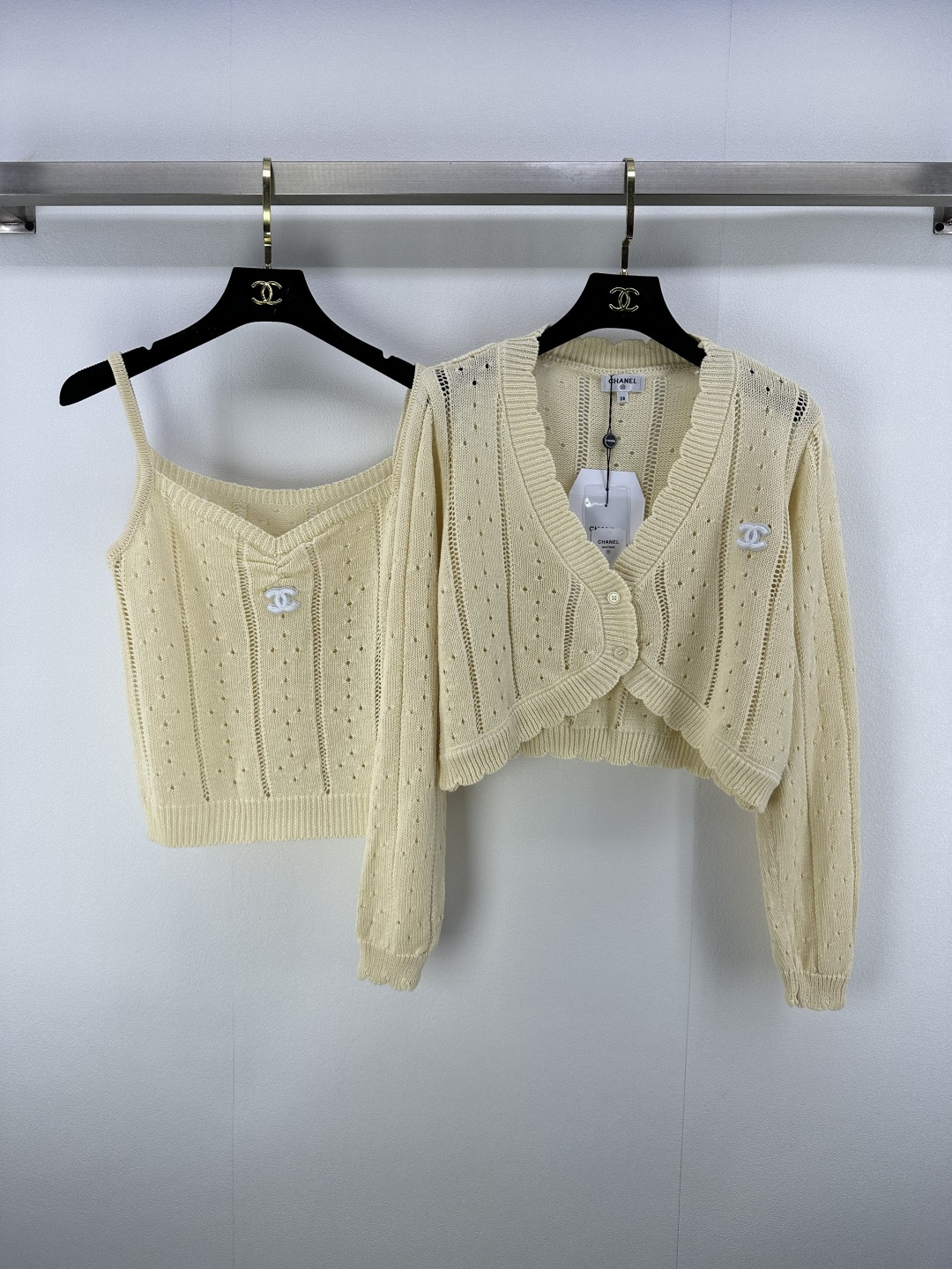 NO:427525,Chane* New Details 25 Spring and Summer Latest Two-Piece Set Sling Vest + V-neck Cardigan!  The color contrasting logo on the chest is sexy and sweet. It is refreshing and not stuffy in summer. It is simple and energetic when going out on the street every day!  2 colors 3 codes SML, chanel, alexander wang19860909Chane*上新细节 25 春夏最新两件套套装 吊带背心+v领开衫！胸口撞色logo 性感不失甜美 夏日清爽不闷热,日常出街简单又具有活力！ 2色3码SML,,chanel,alexander wang,Women's clothing