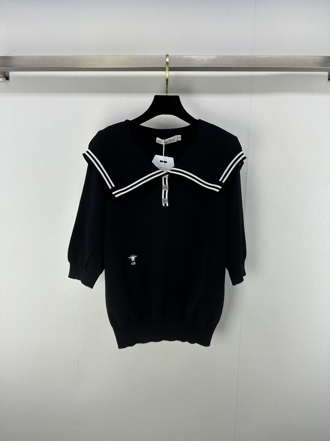 NO:428406,New details on P Dio* 25 New summer navy neck short sleeves shawl large lapels show the brand design sense. The color block is bright and the color block shows casual and fashionable. The overall shape is slimming. CD bee embroidery at the hem shows high-end. It is easy to wear and versatile to modify the body. It is fashionable and age-reducing. 1 color and 3 codes SML, dior, T-shirt, shawls, alexander wang19860909P Dio*上新细节 25 夏季新款海军领短袖 披肩大翻领彰显品牌设计感 拼色视觉明朗 展现休闲时髦感 整体修型显瘦 衣摆处CD蜜蜂刺绣 尽显高级 好穿百搭修饰身形 洋气减龄 1色3码SML,,dior,T-shirt,shawls,alexander wang,Women's clothing