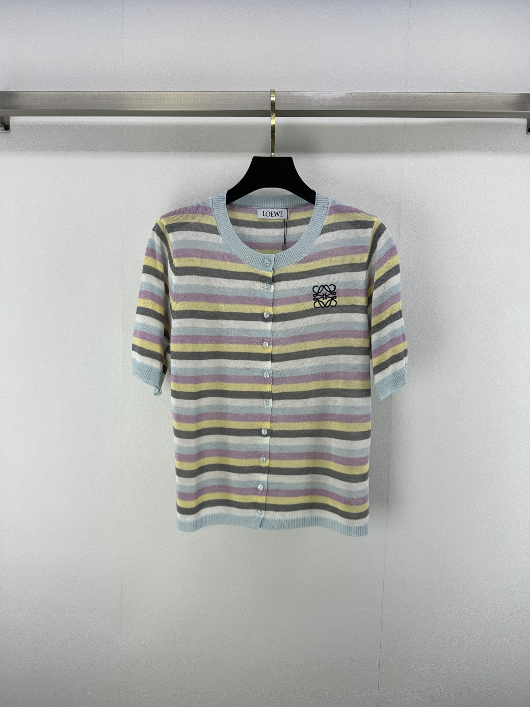 NO:429006,loew* new details 25 Summer new round-neck striped cardigan short sleeves exquisite hollow weaving is an ingenious artistic expression. Make clothes lively and vivid in light of the simple design, breaking the monotony, lighting up the overall shape logo logo logo is low-key and eye-catching, is a symbol of quality and style 2 colors 3 codes SML, loewe, T-shirt, alexander wang19860909loew*上新 细节 25 夏季新款圆领条纹开衫短袖 精致镂空编织 是匠心独运的艺术表达 让衣物在光影间灵动生姿 为简约设计注入活力 打破单调 点亮整体造型徽标logo标识低调而醒目 是品质与格调的象征 2色3码SML,,loewe,T-shirt,alexander wang,Women's clothing