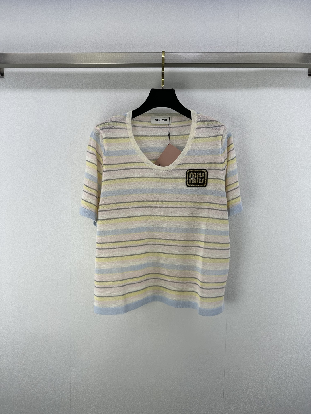 NO:429011,New details on MiuMi* 25 Spring and Summer Latest V-neck Knitted Stripe Short Sleeve!  Positioning logo, custom blended yarn weaving, high-quality texture, gloss and comfortable, knitted v-neck top cut, stripes highlight the high-end feeling of outfits, showing a relaxed tone. The first choice for fashionable outfits in all seasons!  2 color 3 code SML, miumiu, T-shirt, alexander wang19860909MiuMi*上新细节 25 春夏最新v领针织条纹短袖！定位徽标logo 定制混纺纱线织造 质感高级 光泽舒适 针织v领上衣剪裁 条纹凸显穿搭高级感 尽显松弛调性 四季时尚穿搭首选！ 2色3码SML,,miumiu,T-shirt,alexander wang,Women's clothing