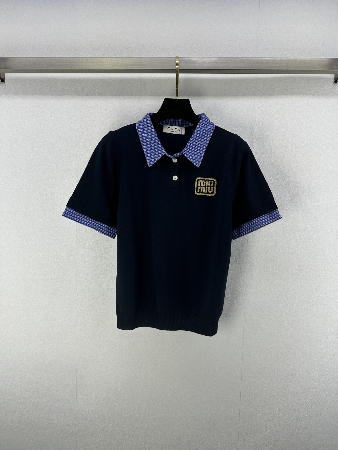 NO:427507,Miumi* new details 25 Summer new lapel contrasting short sleeves, spliced ​​plaid shirt collar design, logo embroidery logo embellishment, highlighting the high-end feeling of outfit, full of college style, showing a relaxed tone, the first choice for fashionable outfits in all seasons!  2 color 3 code SML, miumiu, T-shirt, alexander wang19860909miumi*上新细节 25 夏季新款翻领撞色短袖 拼接格纹衬衣领设计 logo刺绣徽标点缀修饰 凸显穿搭高级感 学院风满满 尽显松弛调性 四季时尚穿搭首选！ 2色3码SML,,miumiu,T-shirt,alexander wang,Women's clothing