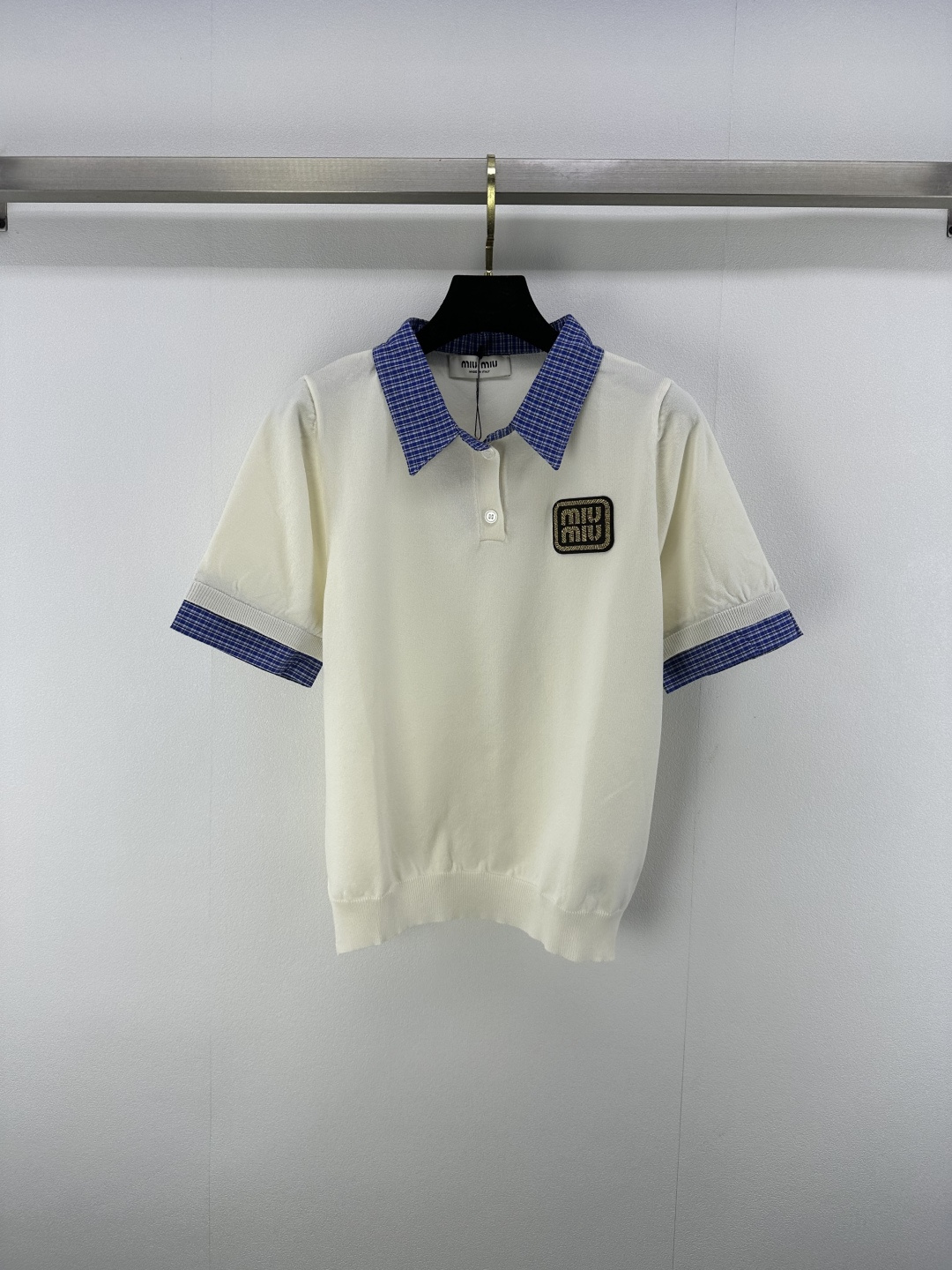 NO:427519,Miumi* new details 25 Summer new lapel contrasting short sleeves, spliced ​​plaid shirt collar design, logo embroidery logo embellishment, highlighting the high-end feeling of outfit, full of college style, showing a relaxed tone, the first choice for fashionable outfits in all seasons!  2 color 3 code SML, miumiu, T-shirt, alexander wang19860909miumi*上新细节 25 夏季新款翻领撞色短袖 拼接格纹衬衣领设计 logo刺绣徽标点缀修饰 凸显穿搭高级感 学院风满满 尽显松弛调性 四季时尚穿搭首选！ 2色3码SML,,miumiu,T-shirt,alexander wang,Women's clothing