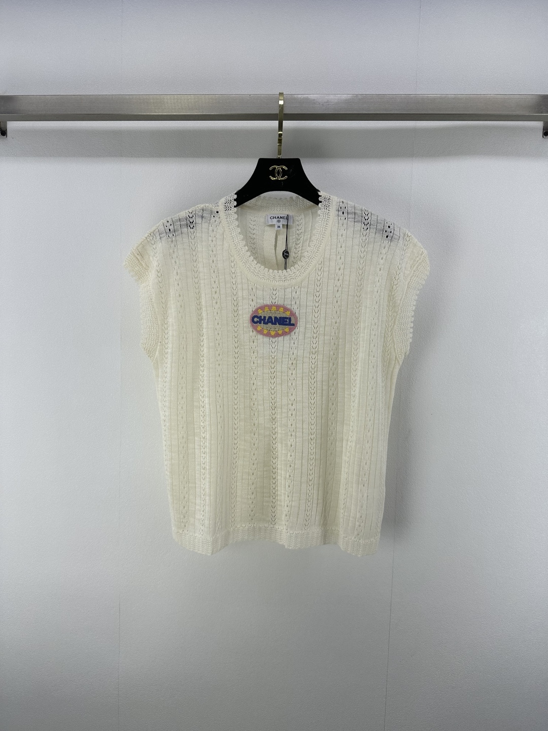 NO:428978,New details on Chane* 25 Spring and Summer Latest Contrast Letter Knit Round Neck Vest!  Customized logo embroidery, back breasted design, and a single item with its own aura!  Playful and age-reducing, easy to control when traveling or gatherings!  2 colors 3 codes SML, chanel, alexander wang19860909Chane*上新细节 25 春夏最新撞色字母针织圆领背心！定制logo章仔刺绣 后背排扣设计时髦 自带气场的单品！俏皮减龄显白 日常出行或轻松聚会轻松驾驭！ 2色3码SML,,chanel,alexander wang,Women's clothing