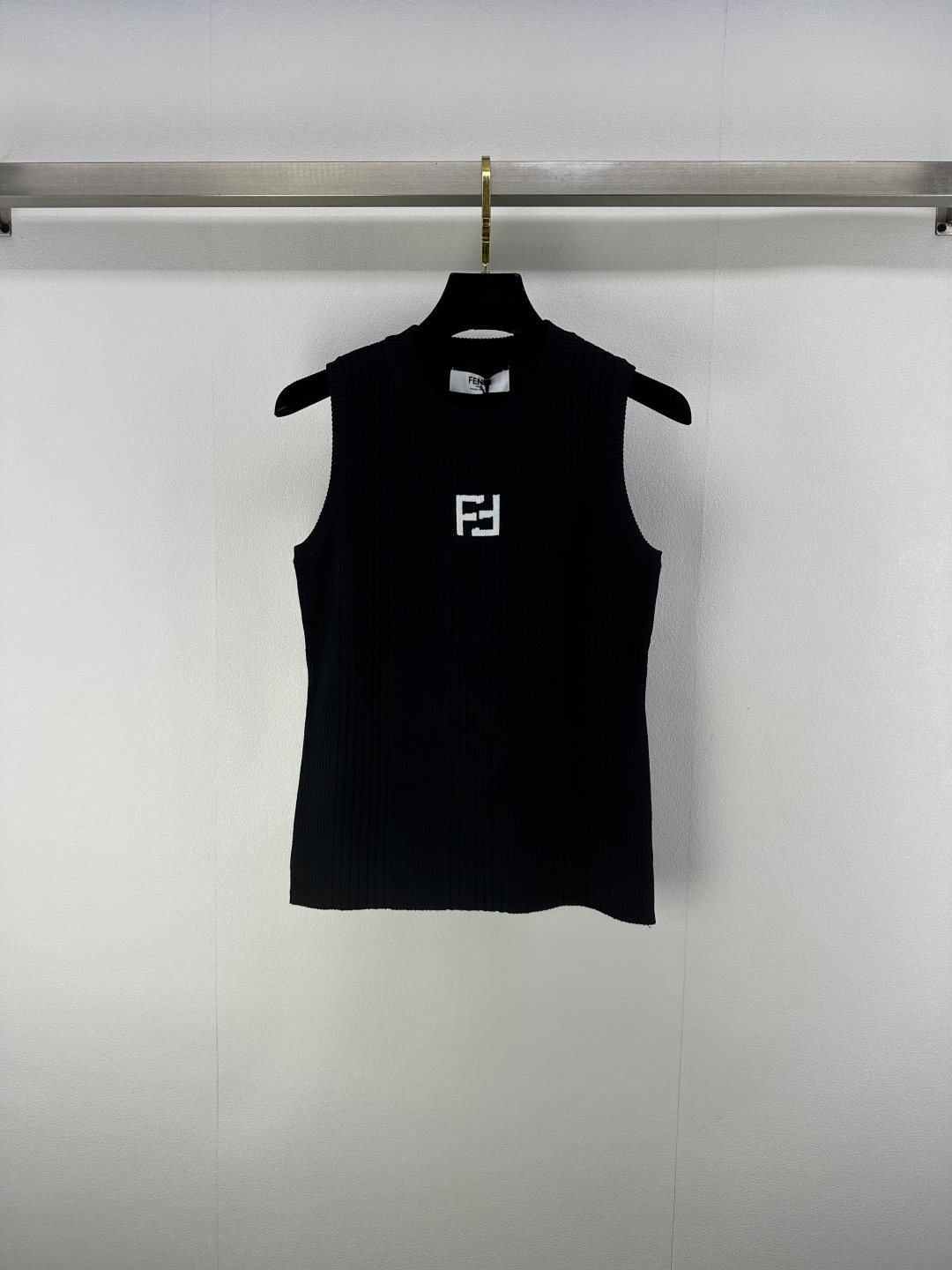 NO:427564,FEND* New Details 25 Spring and Summer Latest Round Neck Knitted Vest!  Customized blended knitted material, dense and compact texture, slim fit style and elasticity, and the upper body effect is amazing. The embroidered letters and logo elements pattern on the chest demonstrates the brand tone!  3 color 3 code SML, fendi, alexander wang19860909FEND* 上新细节 25 春夏最新圆领针织背心！定制混纺针织材质 密度紧实质感超好 修身版型版型弹力十足 上身效果绝绝子 胸前刺绣字母徽标元素图案 彰显品牌调性！ 3色3码SML,,fendi,alexander wang,Women's clothing