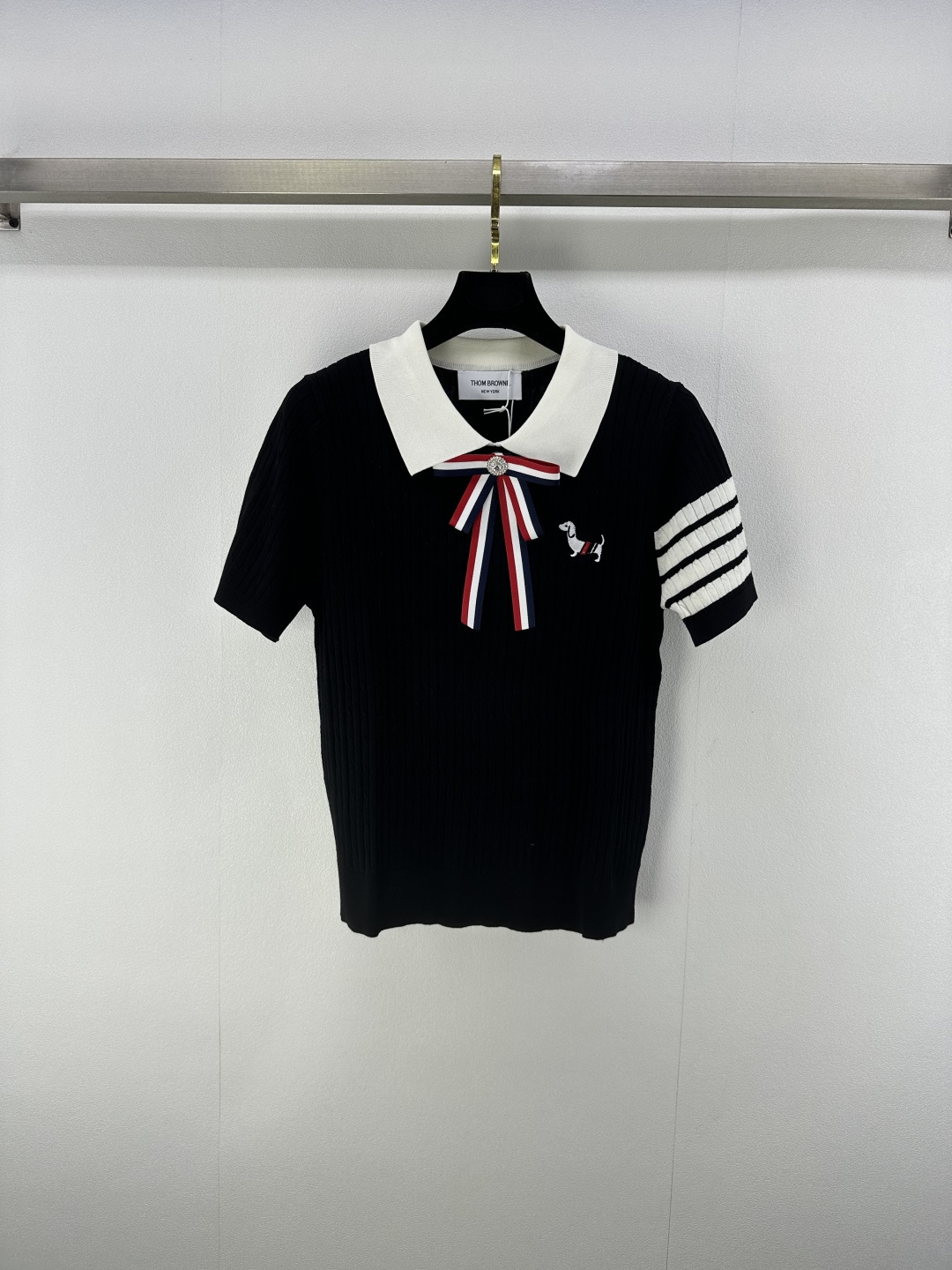 NO:427558,Tb* New Details 25 Spring and Summer Lapel Bow Short Sleeve!  Customized silk material, comfortable and soft, full texture, neckline bow outline, slim fit style with vertical pit strip texture, visual slimness highlights the figure, playful and age-reducing puppy embroidery pattern decoration, cute and age-reducing the college style, commuting and dates are OK, 3 colors and 3 codes, T-shirt, alexander wang19860909Tb* 上新细节 25 春夏最新翻领蝴蝶结短袖！定制丝毛材质 舒适柔软 质感十足 领口蝴蝶结勾勒 修身版型配合竖坑条纹理 视觉显瘦突显身材 风格俏皮减龄 小狗刺绣图案装饰 可爱减龄 上身尽显学院风格 通勤约会都可 3色3码SML,,T-shirt,alexander wang,Women's clothing