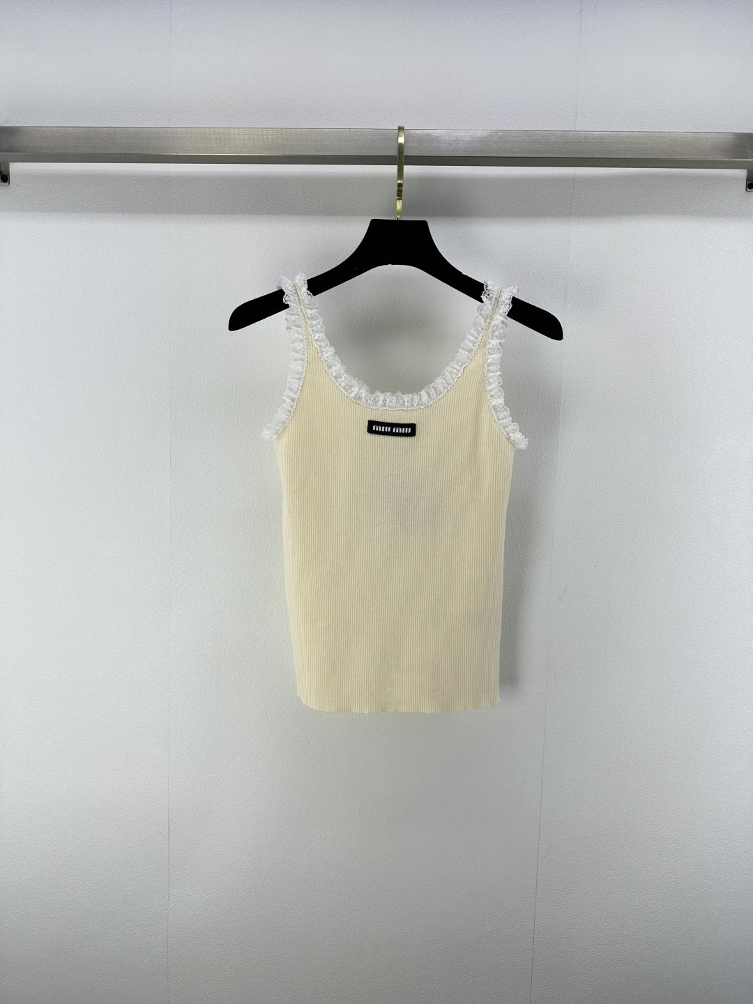 NO:427567,Miumi* new details 25 spring and summer new knitted round neck lace vest lace edging decoration classic brand letter logo embellishment exquisite fashionable age-reducing versatile 2 colors 3 codes SML, miumiu, alexander wang19860909Miumi*上新细节 25 春夏新款针织圆领蕾丝背心 蕾丝包边装饰 经典品牌字母logo章仔点缀 精致时髦减龄百搭 2色3码SML,,miumiu,alexander wang,Women's clothing