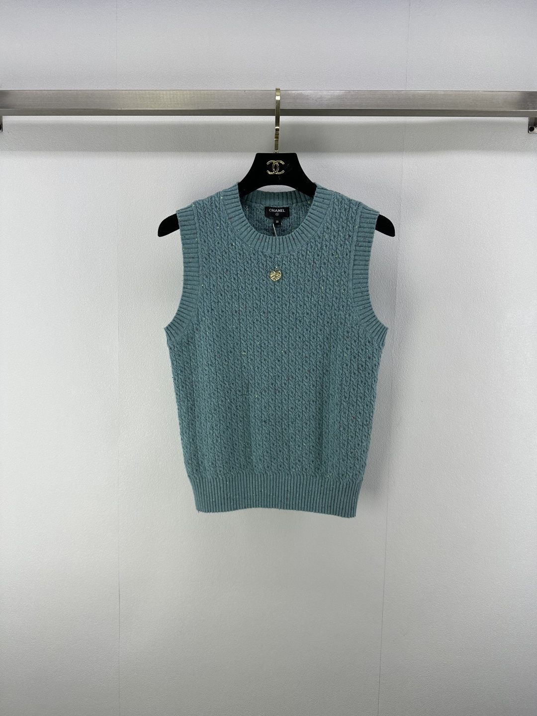 NO:427570,Chane* new details 25A spring and summer new knitted round neck pellet vest custom wool yarn weaving texture high-quality breathable knitted vest tailoring fixed dye yarn yb open mold logo hardware embellishment high-end fashionable exquisite and versatile age-reducing 3 colors 3 codes SML, chanel, alexander wang19860909Chane*上新细节 25A 春夏新款针织圆领颗粒背心定制羊毛纱线织造 质感高级透气 针织背心剪裁 定染纱线 yb开模logo五金点缀 高级时髦精致百搭减龄 3色3码SML,,chanel,alexander wang,Women's clothing