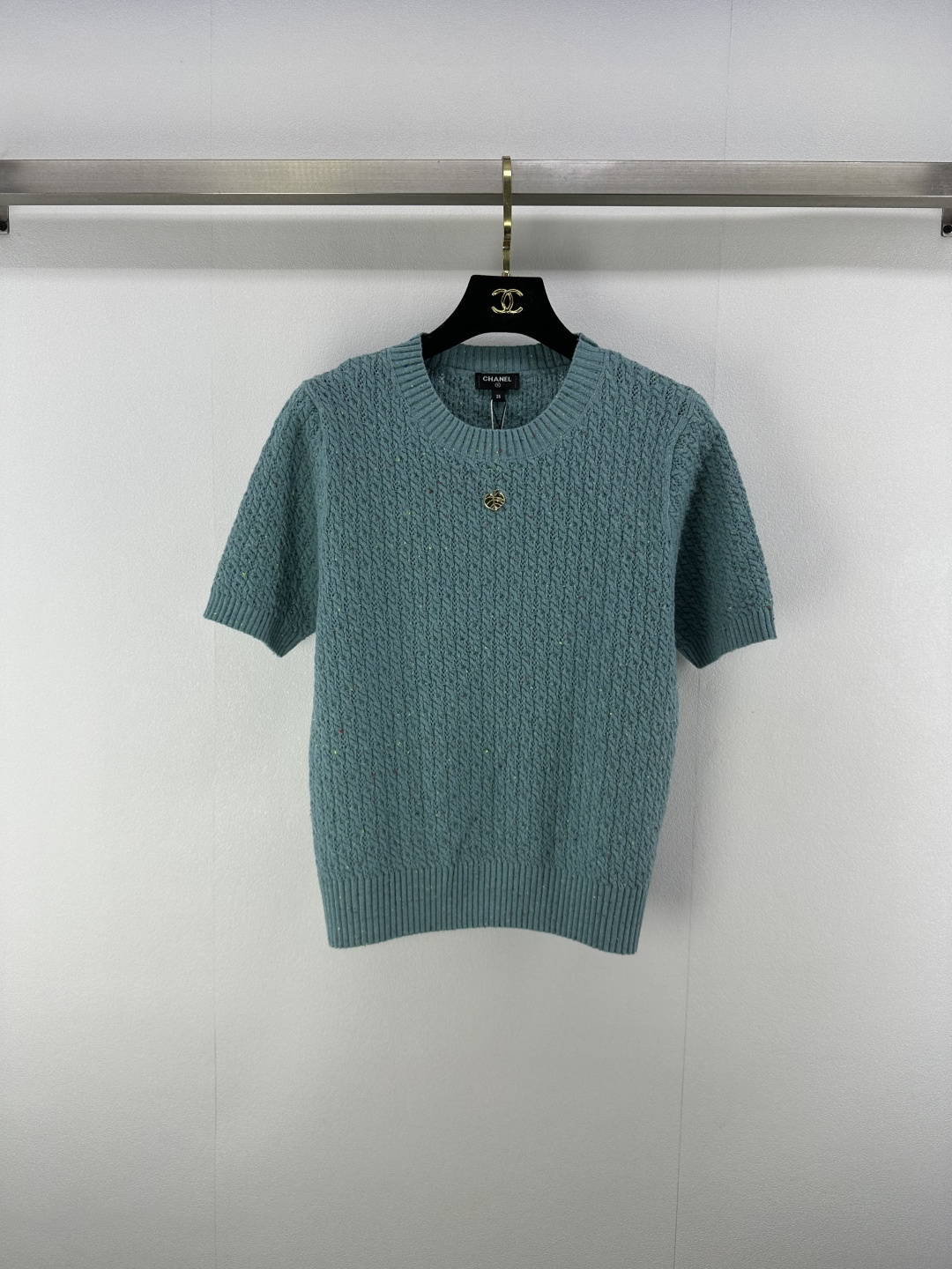 NO:427573,Chane* new details 25A spring and summer new knitted round neck grain short sleeve custom wool yarn weaving texture high-quality breathable knitted short sleeve tailoring dyed yarn yb open mold logo hardware embellishment high-end fashionable exquisite and versatile age-reducing 3 colors 3 codes SML, chanel, T-shirt, alexander wang19860909Chane*上新细节 25A 春夏新款针织圆领颗粒短袖定制羊毛纱线织造 质感高级透气 针织短袖剪裁 定染纱线 yb开模logo五金点缀 高级时髦精致百搭减龄 3色3码SML,,chanel,T-shirt,alexander wang,Women's clothing