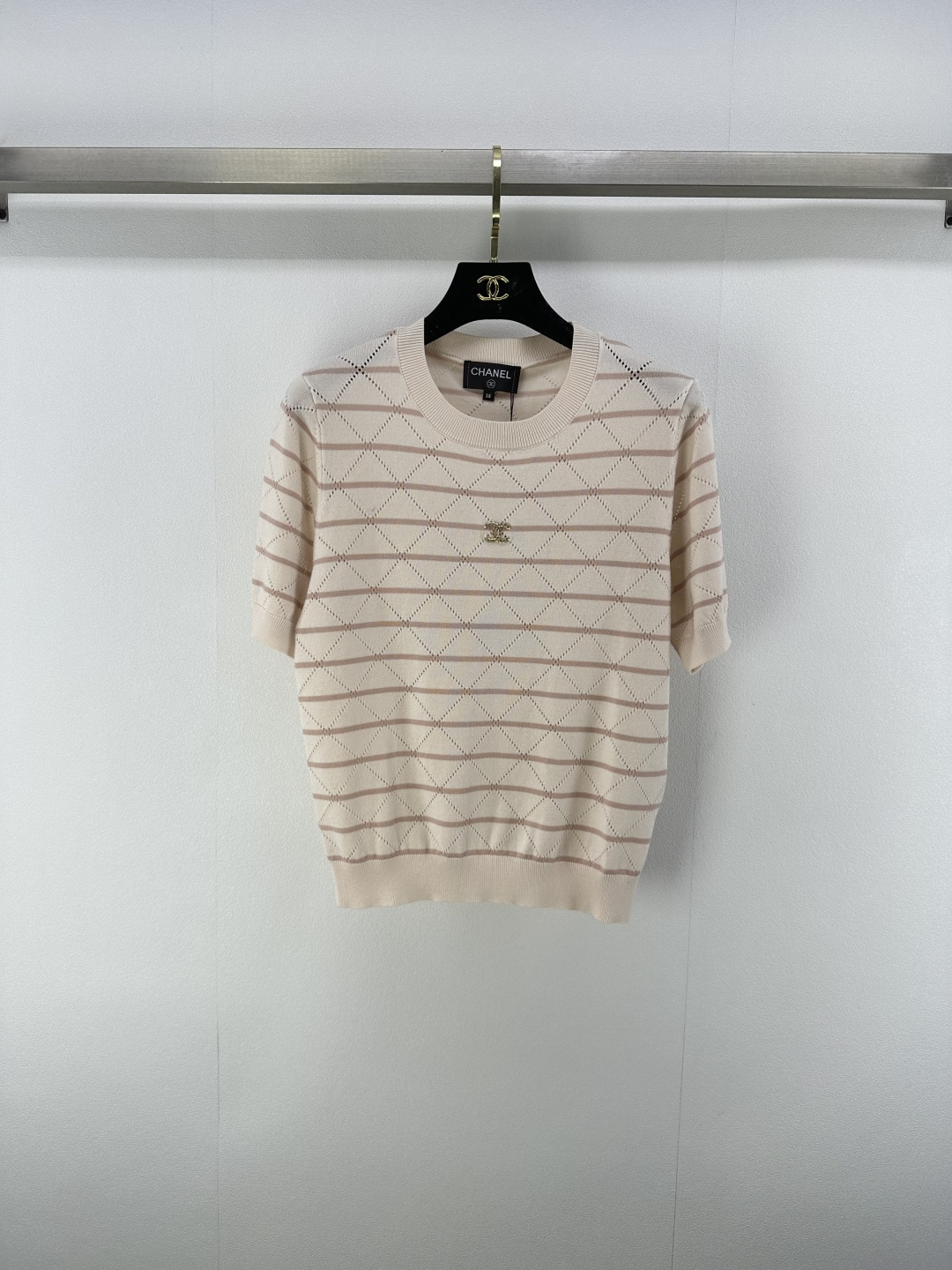 NO:427559,Chane* New Details 25 The latest diamond-cut knitted short sleeves for summer!  Customized blended knitted material, high-end and comfortable texture, round neck knitted short-sleeved top cut, full diamond hollow pattern centered, double C-diamond logo logo pattern highlights the brand's personality, highlights the high-end feeling of outfit, elastic and tighter, more refined, slimming outfit, full of relaxation and tone, light luxury and fashionable temperament!  2 color 3 code SML, chanel, T-shirt, alexander wang19860909Chane*上新细节 25 夏季最新菱格镂空针织短袖！定制混纺针织材质 质感高级舒适 圆领针织短袖上衣剪裁 通体菱格镂空纹路居中双C钻logo徽标图案彰显品牌个性 凸显穿搭高级感 弹性松紧更显精致 穿搭显瘦 尽显松弛调性 轻奢时髦气质！ 2色3码SML,,chanel,T-shirt,alexander wang,Women's clothing