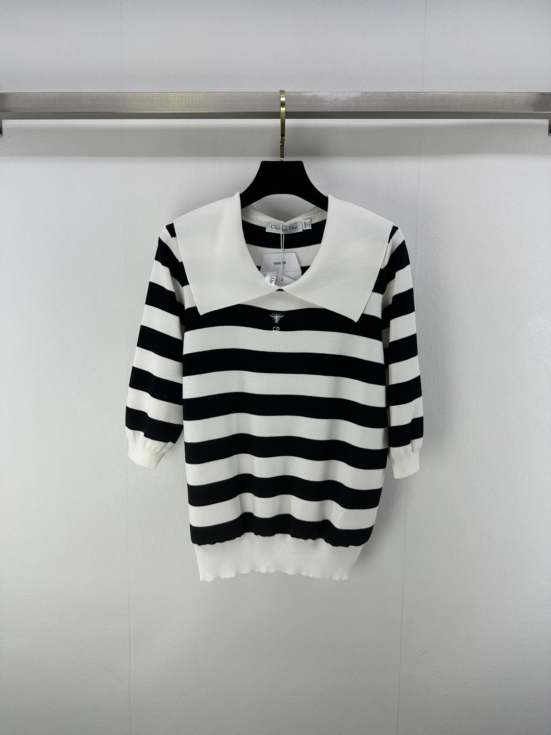 NO:428405,New details on Dio* 25 New summer lapel striped short sleeves Lapels show brand design sense, color blocking visual brightness, showing casual and fashionable feeling, overall retouching and slimming, CD bee embroidery at the hem, showing high-end, easy to wear and versatile body shape, fashionable and age-reducing 2 colors and 3 codes SML,,dior,T-shirt,alexander wang19860909Dio*上新细节 25 夏季新款翻领条纹短袖 翻领彰显品牌设计感 拼色视觉明朗 展现休闲时髦感 整体修型显瘦 衣摆处CD蜜蜂刺绣 尽显高级 好穿百搭修饰身形 洋气减龄 2色3码SML,,dior,T-shirt,alexander wang,Women's clothing