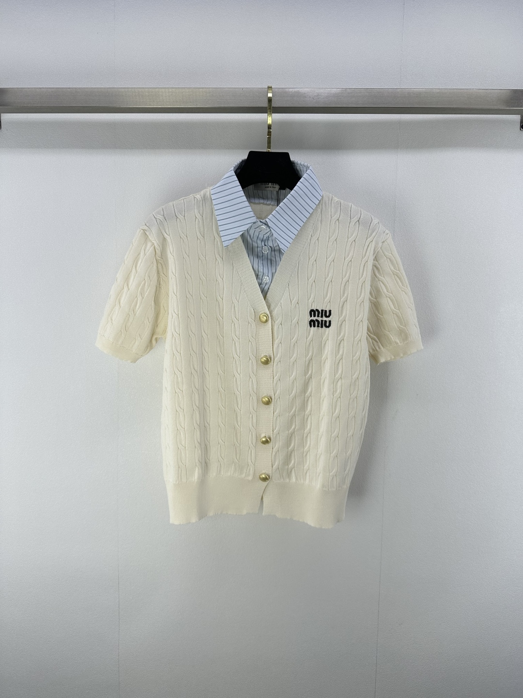 NO:428983,Miumi* new details 25 Summer new lapel contrasting short sleeves, spliced ​​shirt collar design, logo embroidery embellishment and embellishment to highlight the high-end sense of outfits, full of college style, showing a relaxed tone, the first choice for fashionable outfits in all seasons!  2 color 3 code SML, miumiu, T-shirt, alexander wang19860909miumi*上新细节 25 夏季新款翻领撞色短袖 拼接衬衣领设计 logo刺绣点缀修饰 凸显穿搭高级感 学院风满满 尽显松弛调性 四季时尚穿搭首选！ 2色3码SML,,miumiu,T-shirt,alexander wang,Women's clothing