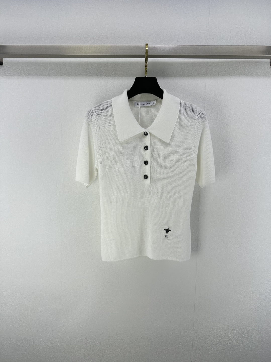 NO:427576,Dio* new details 25 New summer knitted Polo shirt short sleeves neatly show spirit Modify the neck lines Delicate knitted fabric Skin-friendly and breathable With soft luster Metal button embellishment Smooth opening and closing Details hide quality Hem bee + 'CD' embroidery low-key highlights the brand tone, integrates exquisiteness into daily life and easy to grasp elegance and fashionable 2 colors 3 codes SML,,dior,T-shirt,alexander wang19860909Dio*上新细节 25 夏季新款针织Polo衫短袖 利落显精神 修饰颈部线条 细腻针织面料 亲肤透气 自带柔和光泽 金属纽扣点缀 开合顺畅 细节藏品质 下摆小蜜蜂+“CD”刺绣低调彰显品牌调调 把精致融进日常轻松拿捏优雅时髦 2色3码SML,,dior,T-shirt,alexander wang,Women's clothing