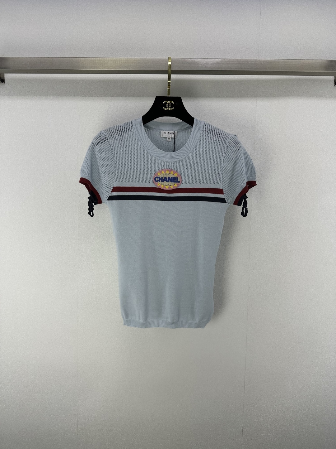 NO:427530,CHANE* New details 25 Spring and Summer latest chapter knitted short sleeves!  Customized silk knitted material, high-quality texture, comfortable and round neck knitted short-sleeved tailoring, contrasting collar cuffs with brand seal pattern, highlighting the high-end feeling of outfit, hollow textured slimming design, making simple styles look unique, elastic and elastic, more refined, and full of relaxation and tone, light luxury and fashionable temperament!  3 color 3 code SML, chanel, T-shirt, alexander wang19860909CHANE* 上新细节 25 春夏最新章仔针织短袖！定制丝毛针织材质 质感高级舒适 圆领针织短袖剪裁 领口袖口撞色包边配合品牌章仔图案 凸显穿搭高级感 镂空纹理显瘦设计 让简单款式穿出个性 弹性松紧更显精致 穿搭尽显松弛调性 轻奢时髦气质！ 3色3码SML,,chanel,T-shirt,alexander wang,Women's clothing