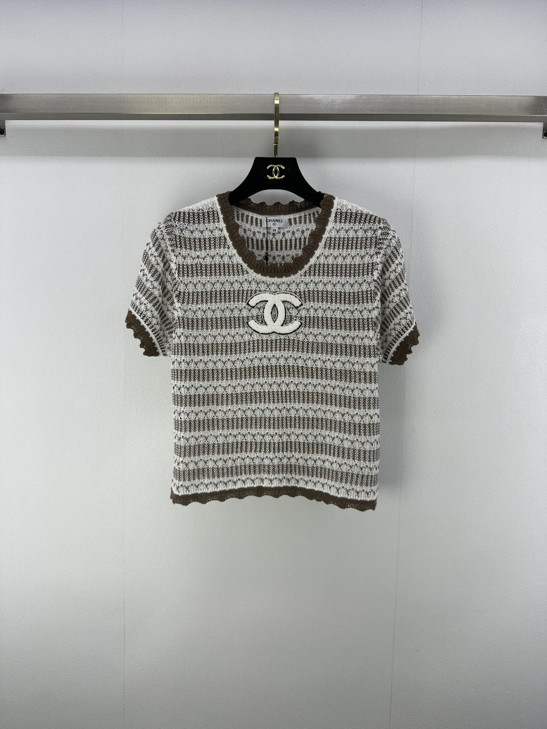 NO:427536,New details on CHANE* 25 Spring and Summer Latest Series Striped Knitted Short Sleeves!  Customized silk yarn weaving delicate texture soft and comfortable round neck knit short-sleeved cuts Fine knitted neckline threaded edges to add exquisite tone Matched with elastic fabrics Striped chest double C towel embroidered logo decoration Show brand tone Versatile styles not picky about age skin tone Matched with skirts and pants Adapted with age-reducing fashionable retro style 2 colors 3 SML, chanel, skirts, T-shirt, alexander wang19860909CHANE*上新细节 25 春夏最新系列条纹针织短袖！定制丝毛纱线织造 细腻肌理 柔软舒适 圆领针织短袖裁剪 通体细密针织 领口螺纹包边增添精致调性 搭配弹性十足的面料 通体条纹胸前双C毛巾绣徽标装饰 展示品牌调性 百搭款式不挑年龄肤色 搭配裙装裤装 适配减龄时髦复古风格 2色3码SML,,chanel,skirts,T-shirt,alexander wang,Women's clothing