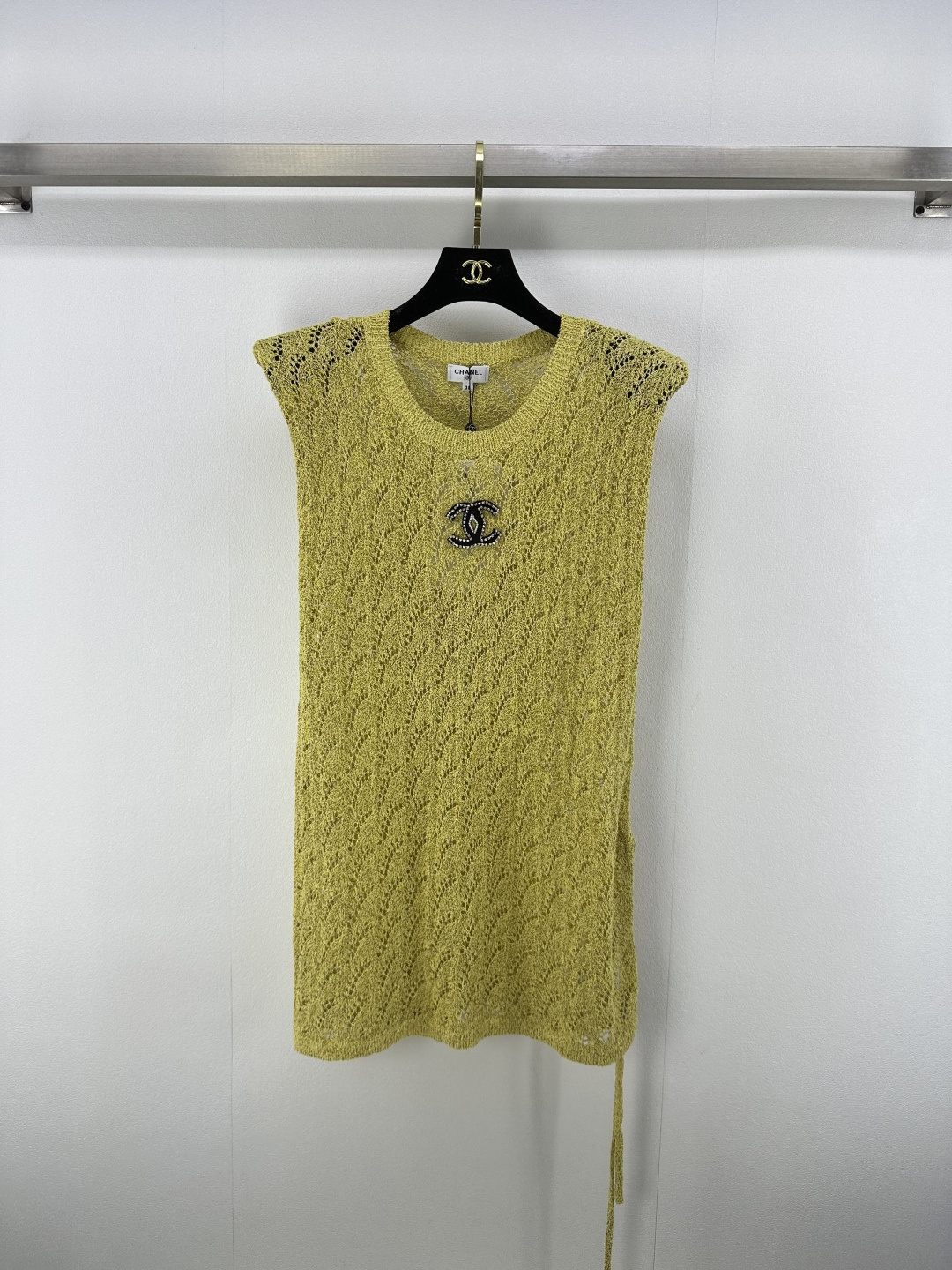 NO:427542,chane* new details 25 Summer new round neck texture vest, chest logo beads, hem slit design, fashionable temperament, easy to control in various occasions, body length can also lengthen the visual sense of body, lower body missing sense of detail online 2 colors 3 codes SML, chanel, alexander wang19860909chane*上新细节 25 夏季新款圆领纹理背心 胸前logo钉珠 下摆开叉设计 时髦气质 各种场合轻松驾驭 衣身长度还可以拉长身材视觉感 下半身失踪感 细节感在线 2色3码SML,,chanel,alexander wang,Women's clothing