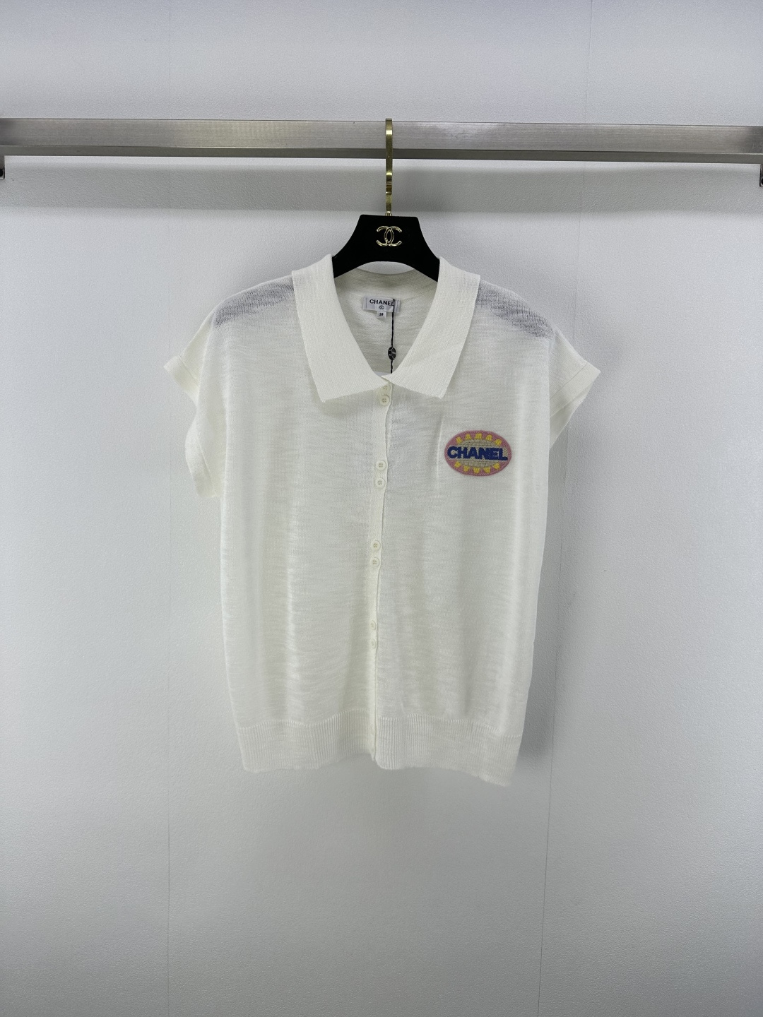 NO:427547,CHANE* New Details 25 Spring and Summer Latest Hollow Knitted Lapel Vest!  Custom blended yarn weaving, high-quality texture, gloss and comfortable, knitted lapel vest top cut, the whole body is interwoven with hollow crochet texture, highlighting the high-end feeling of outfit, showing the slack tone, and the contrasting color of the chest is the logo to highlight the light luxury and fashionable temperament!  2 colors 3 codes SML, chanel, alexander wang19860909CHANE* 上新细节 25 春夏最新镂空针织翻领背心！定制混纺纱线织造 质感高级 光泽舒适 针织翻领背心上衣剪裁 通体利用镂空钩针肌理交织 凸显穿搭高级感 尽显松弛调性 胸前撞色章仔徽标 凸显轻奢时髦气质！ 2色3码SML,,chanel,alexander wang,Women's clothing