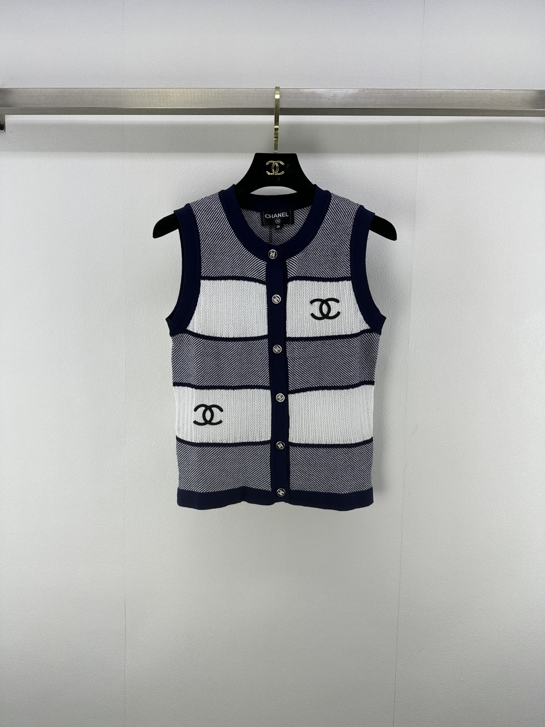 NO:427551,Chane* New Details 25 New Summer Knitted Round Neck Cardigan Vest!  Positioning embroidered logo logo, the fabric has a delicate texture. White, rich and beautiful must be used as a magical tool!  The universal and versatile version is super slim!  The round neck makes the age-reducing girl fashionable and high-end. The imported yarn texture is super comfortable!  Retro girlish temperament!  3 color 3 code SML, chanel, alexander wang19860909Chane*上新细节 25 夏季新款针织圆领开衫背心！定位刺绣logo徽标 面料质感细腻.白富美必入神器！万能百搭版型超显瘦！圆领减龄少女时髦又高级.进口纱线质感超舒适！复古少女气质！ 3色3码SML,,chanel,alexander wang,Women's clothing