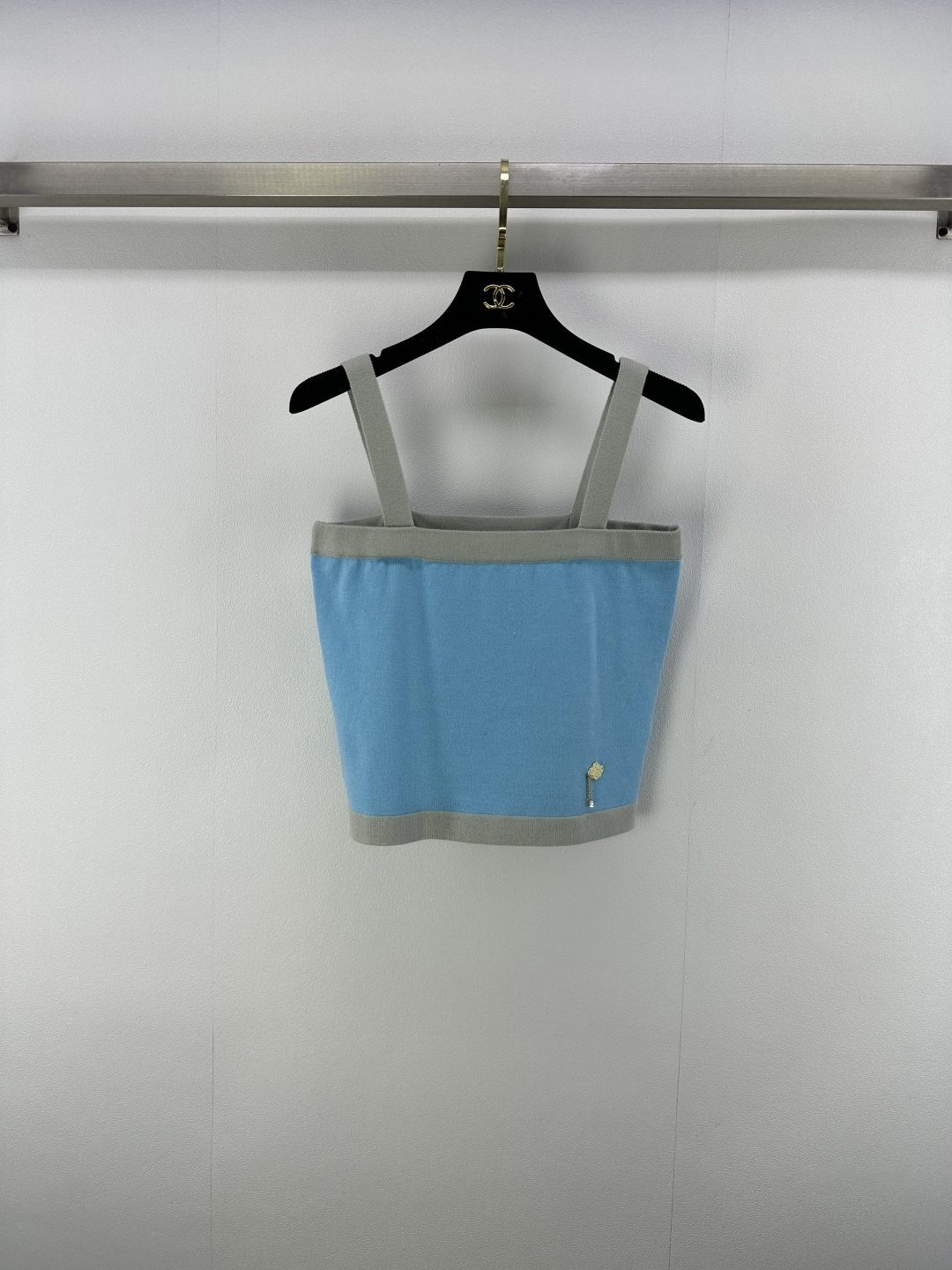 NO:427578,Chane* new details 25 Summer new contrast knitted suspenders Customized YB wool yarn weaving texture, comfortable and skin-friendly, flat-mouthed suspender vest, fine crochet texture design, chest shoulder strap and hem contour wrap are different from the large body, forming a contrasting layering, single-sided pendant chain embellishment at waist, highlighting the brand personality, highlighting the overall feeling of outfit, elastic and tighter, more refined, slimming outfit, showing loose tone, light luxury and fashionable temperament, single-wearing and layering, the first choice for fashionable outfits in all seasons, 4 colors, 3 codes, SML, chanel, alexander wang19860909Chane*上新细节 25 夏季新款撞色针织吊带 定制YB羊毛纱线织造 质感光泽 舒适亲肤 平口吊带背心 通体细密钩织纹理设计 胸前肩带和下摆轮廓包边与大身颜色相异 形成撞色层次感 腰间单侧吊坠链条点缀 彰显品牌个性 凸显穿搭整体感 弹性松紧更显精致 穿搭显瘦 尽显松弛调性 轻奢时髦气质 单穿叠穿均可 四季时尚穿搭首选 4色3码SML,,chanel,alexander wang,Women's clothing