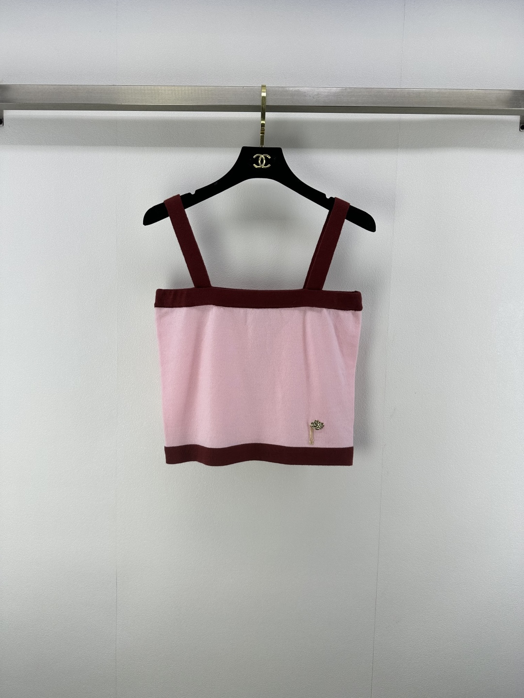 NO:427580,Chane* new details 25 Summer new contrast knitted suspenders Customized YB wool yarn weaving texture, comfortable and skin-friendly, flat-mouthed suspender vest, fine crochet texture design, chest shoulder strap and hem contour wrap are different from the large body, forming a contrasting layering, single-sided pendant chain embellishment at waist, highlighting the brand personality, highlighting the overall feeling of outfit, elastic and tighter, more refined, slimming outfit, showing loose tone, light luxury and fashionable temperament, single-wearing and layering, the first choice for fashionable outfits in all seasons, 4 colors, 3 codes, SML, chanel, alexander wang19860909Chane*上新细节 25 夏季新款撞色针织吊带 定制YB羊毛纱线织造 质感光泽 舒适亲肤 平口吊带背心 通体细密钩织纹理设计 胸前肩带和下摆轮廓包边与大身颜色相异 形成撞色层次感 腰间单侧吊坠链条点缀 彰显品牌个性 凸显穿搭整体感 弹性松紧更显精致 穿搭显瘦 尽显松弛调性 轻奢时髦气质 单穿叠穿均可 四季时尚穿搭首选 4色3码SML,,chanel,alexander wang,Women's clothing