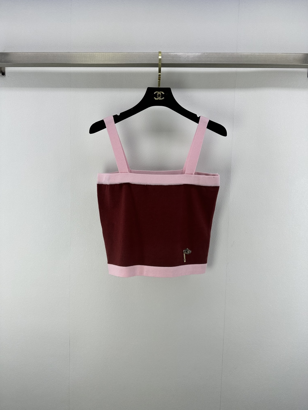 NO:427583,Chane* new details 25 Summer new contrast knitted suspenders Customized YB wool yarn weaving texture, comfortable and skin-friendly, flat-mouthed suspender vest, fine crochet texture design, chest shoulder strap and hem contour wrap are different from the large body, forming a contrasting layering, single-sided pendant chain embellishment at waist, highlighting the brand personality, highlighting the overall feeling of outfit, elastic and tighter, more refined, slimming outfit, showing loose tone, light luxury and fashionable temperament, single-wearing and layering, the first choice for fashionable outfits in all seasons, 4 colors, 3 codes, SML, chanel, alexander wang19860909Chane*上新细节 25 夏季新款撞色针织吊带 定制YB羊毛纱线织造 质感光泽 舒适亲肤 平口吊带背心 通体细密钩织纹理设计 胸前肩带和下摆轮廓包边与大身颜色相异 形成撞色层次感 腰间单侧吊坠链条点缀 彰显品牌个性 凸显穿搭整体感 弹性松紧更显精致 穿搭显瘦 尽显松弛调性 轻奢时髦气质 单穿叠穿均可 四季时尚穿搭首选 4色3码SML,,chanel,alexander wang,Women's clothing