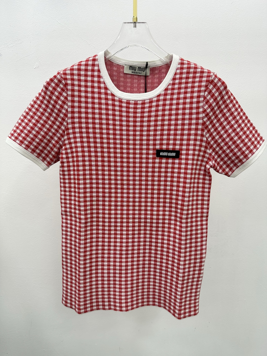 NO:428401,Miumi* new details 25 new summer checked pullover short sleeves Soft wool blend fabric Age-reducing check pattern Decorated with brand logo embroidery logo Contrast ribbed trim Slim fit and elastic versatile items 1 color 3 codes SML, miumiu, T-shirt, alexander wang19860909Miumi*上新细节 25 夏季新款格纹套头短袖 柔软羊毛混纺面料 减龄格纹图案 饰有品牌标识刺绣徽标 撞色罗纹饰边 修身弹力版型 百搭单品 1色3码SML,,miumiu,T-shirt,alexander wang,Women's clothing