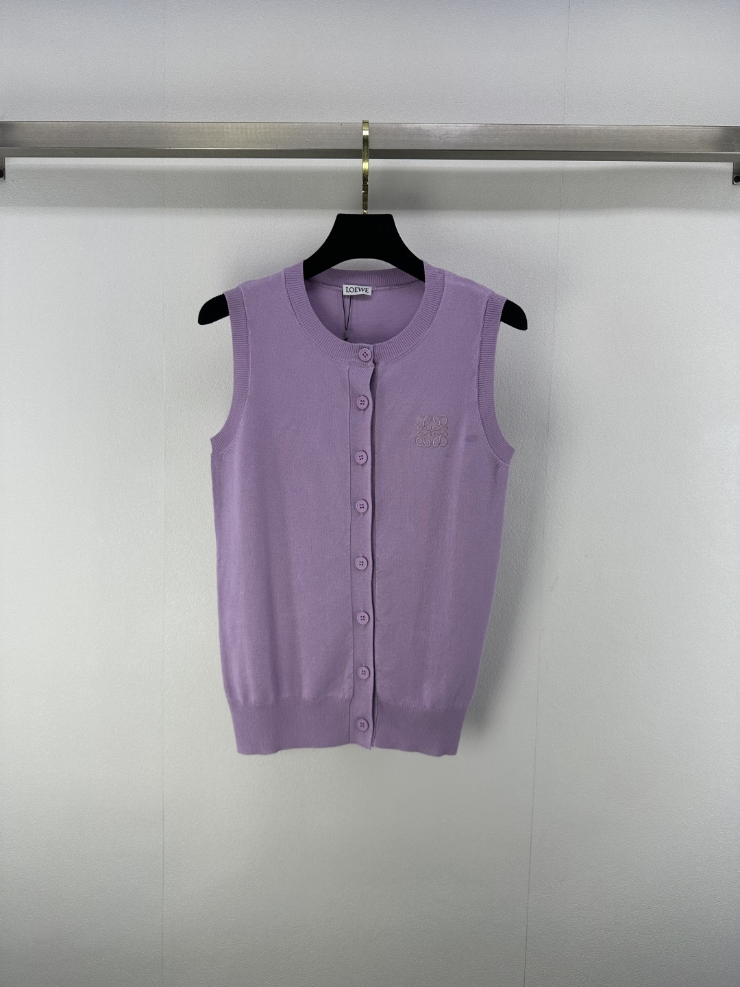 NO:428385,Loew *New Details 25 New Summer Knitted Round Neck Cardigan Vest!  Positioning contrasting embroidered logo logo, the fabric has a delicate texture. White, rich and beautiful must be used as a magical tool!  The universal and versatile version is super slim!  The round neck makes the age-reducing girl fashionable and high-end. The imported yarn texture is super comfortable!  Retro girlish temperament!  2 color 3 code SML, loewe, alexander wang19860909Loew *上新细节 25 夏季新款针织圆领开衫背心！定位撞色刺绣logo徽标 面料质感细腻.白富美必入神器！万能百搭版型超显瘦！圆领减龄少女时髦又高级.进口纱线质感超舒适！复古少女气质！ 2色3码SML,,loewe,alexander wang,Women's clothing