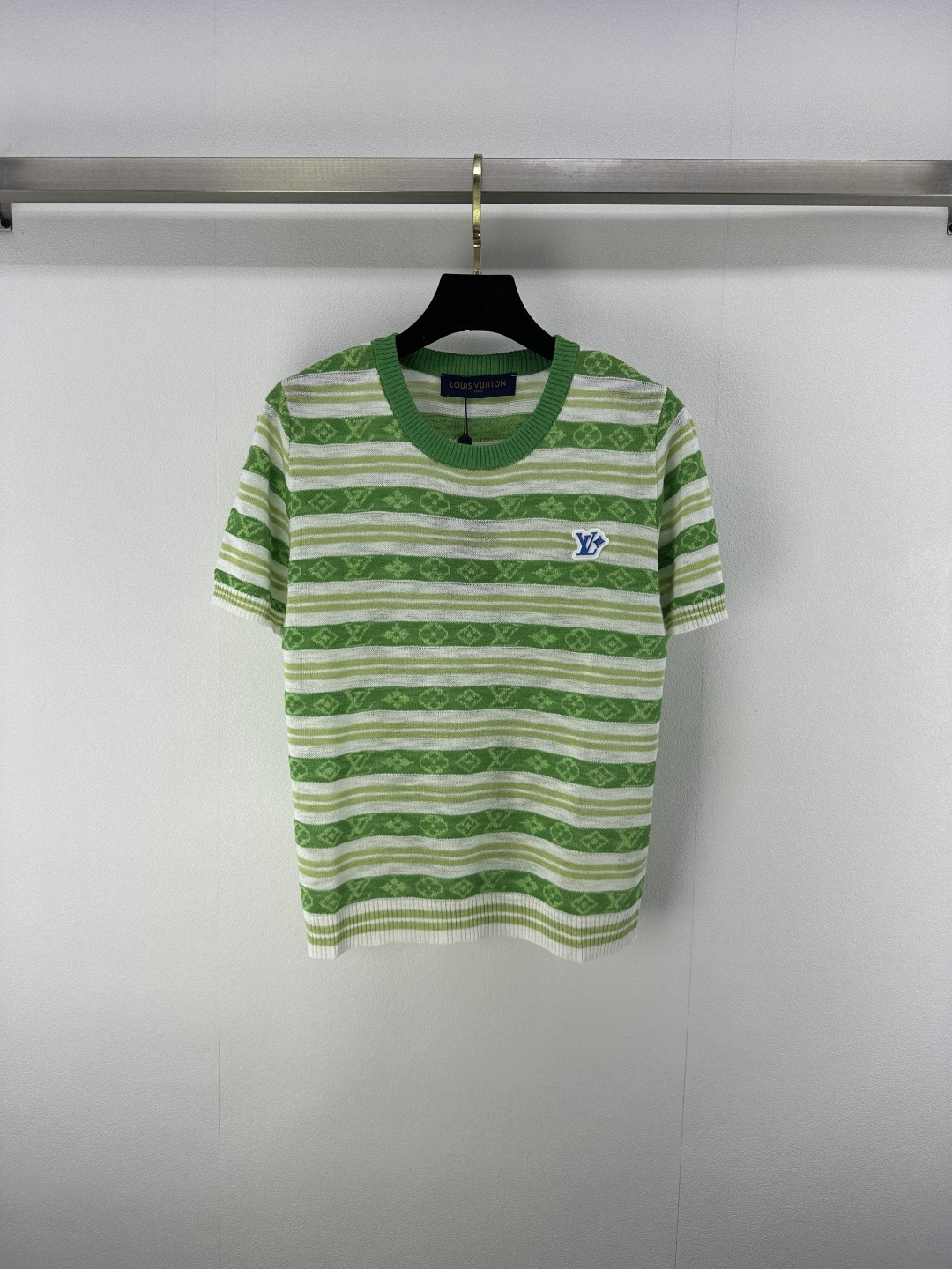 NO:428391,New details on Lv* 25 Summer new style contrast knitted short sleeves Customized delicate texture Soft and comfortable Knitted short sleeve cuts Fine knitted thread contrasting edges to add exquisite tone Match with elastic fabrics Regular styles to create fashionable temperament Slimming and inclusive figures The letter logo pattern on the chest Display brand tone Versatile styles not picky about age skin tone Match with skirts and pants Adapt to age-reducing fashionable retro style 2 colors 3 SML,,louis vuitton, skirts, T-shirt, alexander wang19860909Lv*上新细节 25 夏季新款撞色针织短袖 定制细腻肌理 柔软舒适 针织短袖裁剪 通体细密针织 螺纹撞色包边增添精致调性 搭配弹性十足的面料 常规版型穿出时髦气质 显瘦包容身材 胸前字母徽标图案装饰 展示品牌调性 百搭款式不挑年龄肤色 搭配裙装裤装 适配减龄时髦复古风格 2色3码SML,,louis vuitton,skirts,T-shirt,alexander wang,Women's clothing