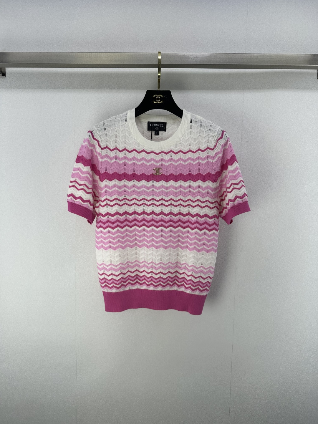 NO:428397,Chane* New Details 25 Summer New Contrast Wave Mist Knitted Short Sleeves!  Customized YB imported blended material, high-quality texture and comfortable knitted short-sleeved top cut, brand iconic embroidered logo pattern on the chest highlights the high-end feeling of outfit, elastic and elastic, more refined, slimming outfit, full of relaxation and tone, light luxury and fashionable temperament, you can wear it alone and layer it!  2 color 3 code SML, chanel, T-shirt, alexander wang19860909Chane*上新细节 25 夏季新款撞色波浪纹针织短袖！定制YB进口混纺材质 质感高级舒适 针织短袖上衣剪裁 胸前品牌标志性刺绣徽标图案 凸显穿搭高级感 弹性松紧更显精致 穿搭显瘦 尽显松弛调性 轻奢时髦气质 单穿叠穿均可！ 2色3码SML,,chanel,T-shirt,alexander wang,Women's clothing