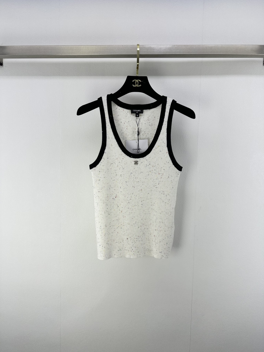 NO:429706,Chane* new details 25 new summer knitted U-neck vest color yarn contrasting color edging design classic letter logo hardware embellishment fashionable exquisite high-end versatile 2 colors 3 codes SML, chanel, alexander wang19860909Chane*上新细节 25 夏季新款针织U领背心 彩色纱线撞色包边设计 经典字母logo五金点缀 时髦精致高级百搭 2色3码SML,,chanel,alexander wang,Women's clothing