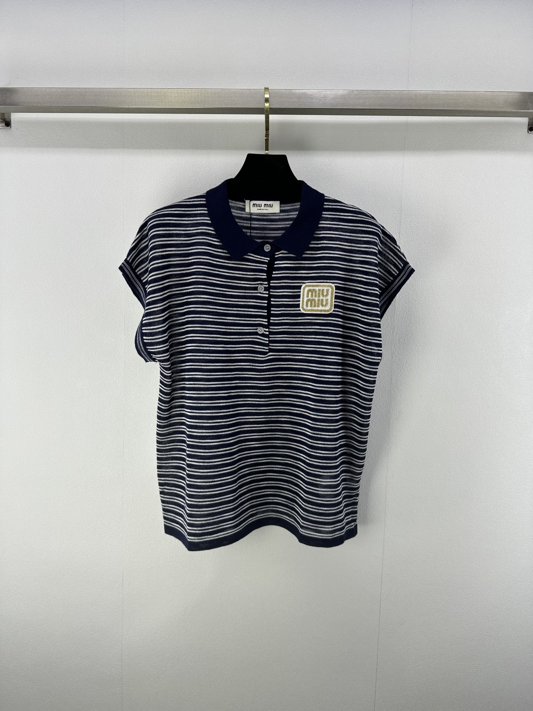 NO:429711,New details on MiuMi* 25 Spring and Summer Latest Lapel Knitted Stripe Vest!  Positioning logo logo, custom blended yarn weaving, high-quality texture, gloss and comfortable, knitted lapel half-pallet top cut, highlighting the high-end feeling of outfits, showing a relaxed tone. The first choice for fashionable outfits in all seasons!  1 color 3 code SML, miumiu, alexander wang19860909MiuMi*上新细节 25 春夏最新翻领针织条纹背心！定位徽标logo 定制混纺纱线织造 质感高级 光泽舒适 针织翻领半开襟上衣剪裁 凸显穿搭高级感 尽显松弛调性 四季时尚穿搭首选！ 1色3码SML,,miumiu,alexander wang,Women's clothing