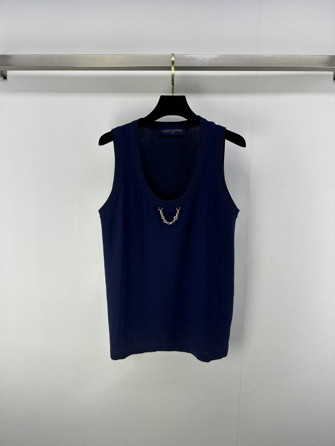 NO:429700,Lv New details 25 Spring and summer latest U-neck knitted presbyterian hollow vest!  Custom silk knitted material, comfortable and stylish, soft and elastic, sleeveless vest cut, neckline metal chain decoration, illuminate the overall shape, ready-to-wear brand letters full of jacquard, classic and versatile, regular style, single or layered upper body to show style and style!  1 color 3 code SML, louis vuitton, alexander wang19860909Lv 上新细节 25 春夏最新U领针织老花镂空背心！定制蚕丝针织材质 舒适有型 柔软弹力 无袖背心剪裁 领口金属链条装饰 点亮整体造型 成衣品牌字母提花满印 经典百搭洋气 常规版型 单穿或叠穿上身尽显格调与风范！ 1色3码SML,,louis vuitton,alexander wang,Women's clothing