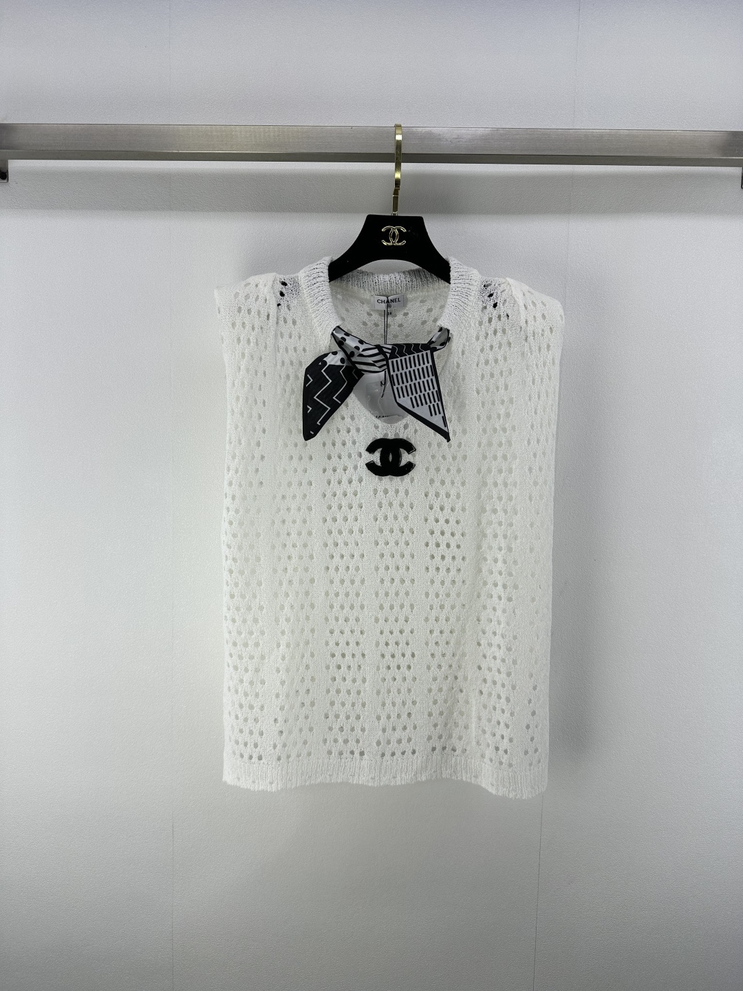 NO:429714,CHANE* New Details 25 Spring and Summer Latest Hollow Knitted Lapel Ribbon Vest!  Custom blended yarn weaving, high-quality texture, gloss and comfortable, knitted lapel vest top cut, with shoulder pads, the whole body is intertwined with hollow crochet texture, highlighting the high-end feeling of outfit, the neckline is removable, the ribbon shows the slack tone, the contrasting color flocking logo on the chest highlights the light luxury and fashionable temperament!  2 colors 3 codes SML, chanel, alexander wang19860909CHANE* 上新细节 25 春夏最新镂空针织翻领丝带背心！定制混纺纱线织造 质感高级 光泽舒适 针织翻领背心上衣剪裁 自带垫肩 通体利用镂空钩针肌理交织 凸显穿搭高级感 领口可拆卸丝带 尽显松弛调性 胸前撞色植绒徽标 凸显轻奢时髦气质！ 2色3码SML,,chanel,alexander wang,Women's clothing