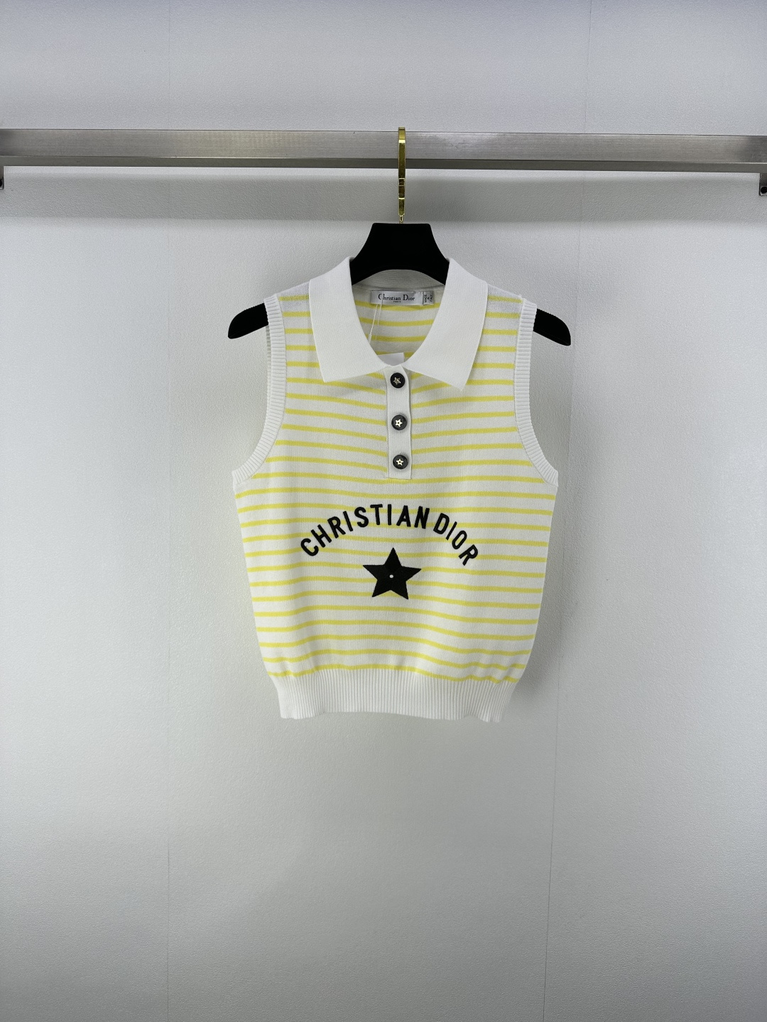 NO:429667,Dio* New Details 25 Spring and Summer Latest Embroidered Alphabet Lapel Vest!  Custom ice silk knitted material, breathable and comfortable, full texture, threaded edges on the cuffs, elastic and comfortable to wear, embroidered letters, three-dimensional five-pointed star pattern, elegant and fashionable, creating a personalized style, fashionable and fashionable, and the brand's high-end design feel is full!  3 color 3 code SML, dior, alexander wang19860909Dio* 上新细节 25 春夏最新刺绣字母翻领背心！定制冰丝针织材质 透气舒适 质感十足 袖口衣摆螺纹收边 弹性十足穿着舒适 刺绣字母立体感五角星图案 优雅时尚感立现 打造个性风格 洋气时髦 品牌高级设计感拉满！ 3色3码SML,,dior,alexander wang,Women's clothing