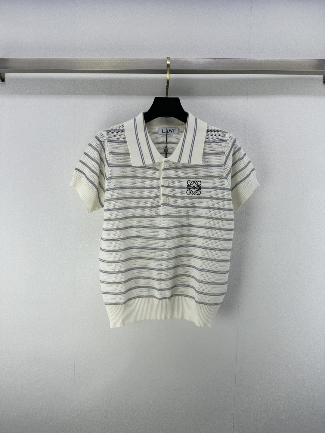 NO:429673,Loew* new details 25 spring and summer new knitted lapel short sleeves classic inter-color striped splicing design brand letter embroidery logo logo jacquard contrast embellishment classic fashionable commuting versatile 3 colors 3 code SML, loewe, T-shirt, alexander wang19860909loew*上新细节 25 春夏新款针织翻领短袖 经典间色条纹拼接设计 品牌字母刺绣logo徽标提花撞色点缀 经典时髦通勤百搭 3色3码SML,,loewe,T-shirt,alexander wang,Women's clothing