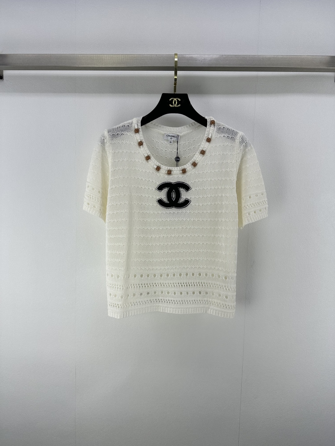 NO:429679,Chane* new details 25 Summer new knitted round neck hollow short sleeve classic double C logo with eye-catching neckline adorned with pearl buckle hollow weaving exquisite texture French elegance and exquisite craftsmanship easily adapt to daily and light social scenes 3 colors 3 codes SML, chanel, T-shirt, alexander wang19860909Chane*上新细节 25 夏季新款针织圆领镂空短袖经典双 C 标识醒目 领口饰有珍珠扣 镂空织纹精致 法式优雅与精致工艺融合 轻松适配日常与轻社交场景 3色3码SML,,chanel,T-shirt,alexander wang,Women's clothing