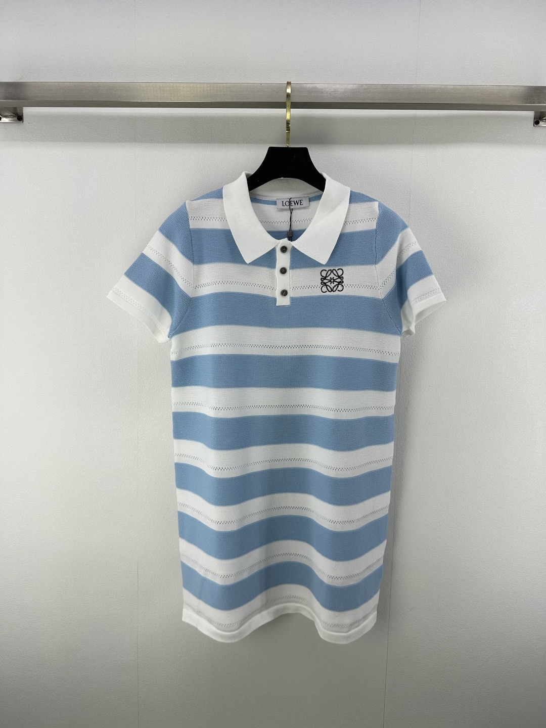 NO:429685,Loew* New Details 25 Spring and Summer Latest Knitted Lapel Striped Short Sleeve Skirt!  Custom blended yarn material, customized logo totem, comfortable and stylish, relaxed and fashionable, lively and hazy, sexy, simple and versatile, loose style, modifying elegant lines, a must-have fashion focus outfit for commuting, dating and vacation!  2 color 3 code SML, loewe, skirts, T-shirt, alexander wang19860909Loew* 上新细节 25 春夏最新针织翻领条纹短袖裙！定制混纺纱线材质 定制logo图腾 舒适有型 松弛时髦 灵动朦胧不失性感 上身简约又百搭 宽松版型 修饰出优雅线条 通勤约会度假必备时尚焦点穿搭！ 2色3码SML,,loewe,skirts,T-shirt,alexander wang,Women's clothing