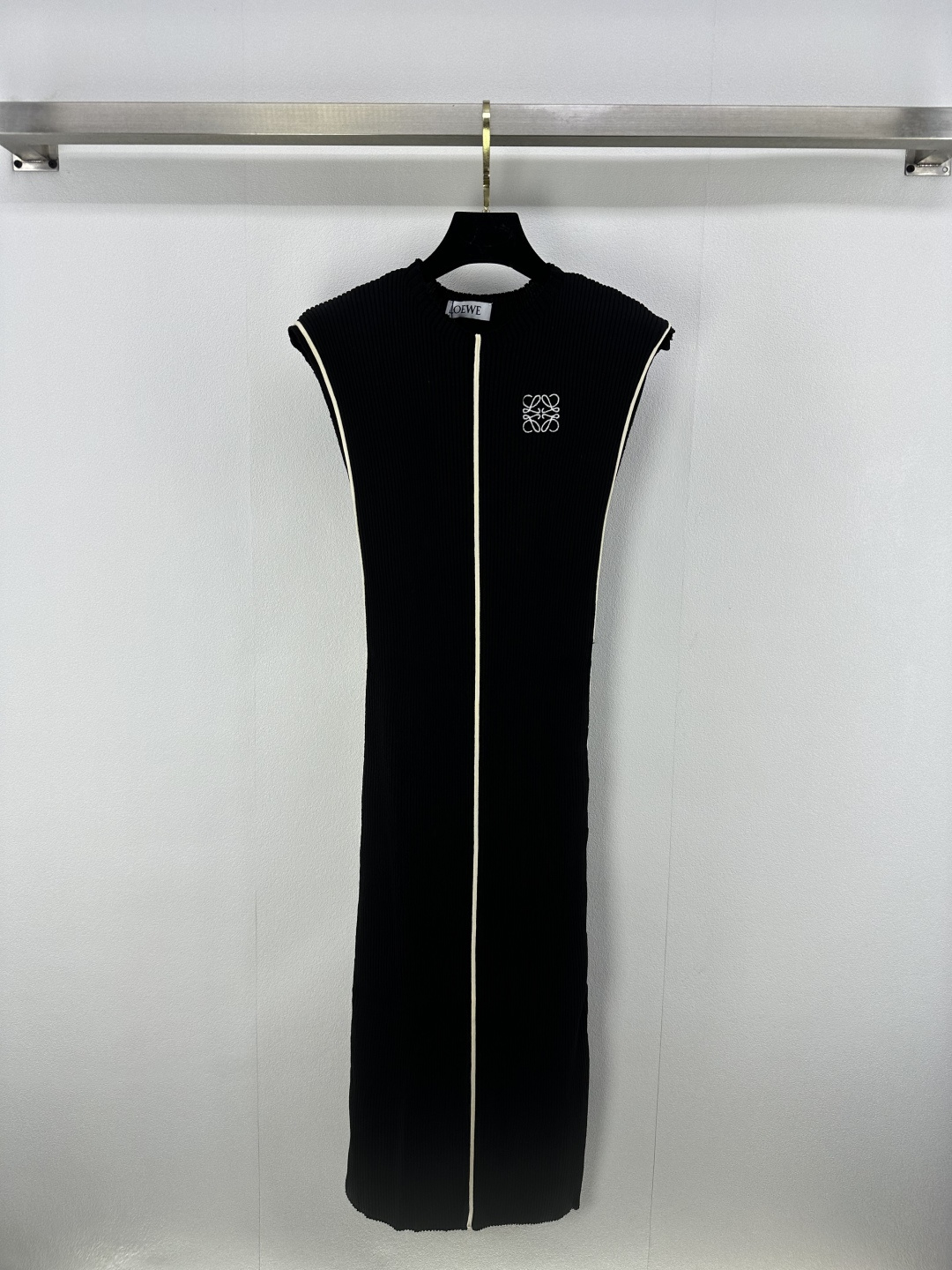 NO:429690,Loew* new details 25 Summer new line vest skirt simple and smooth lines outline graceful figures Classic logo totem logo low-key embellishment highlights the brand's luxury background exquisite lines, adding ingenious details, delicate knitted texture, excellent texture, comfortable and fashionable, whether it is elegant travel during the day or exquisite party at night, it can be easily adapted to 1 color 3 code SML, loewe, skirts, alexander wang19860909loew*上新细节 25 夏季新款线条背心裙简洁流畅的线条 勾勒出曼妙身姿 经典logo图腾标志低调点缀 彰显品牌奢华底蕴精致线条 增添细节巧思 细腻针织纹理 质感上乘 舒适与时尚兼具 无论是白昼的优雅出行 还是夜晚的精致派对 皆能轻松适配 1色3码SML,,loewe,skirts,alexander wang,Women's clothing