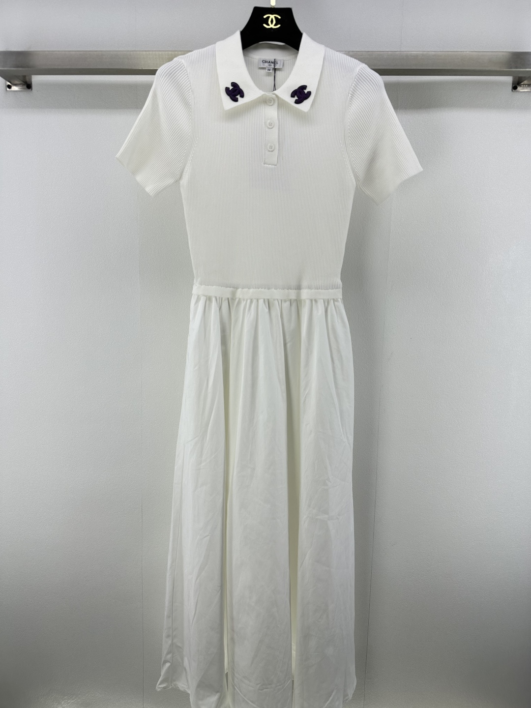 NO:429696,Chane* new details 25 Spring and summer new lapel short-sleeved dress Short-sleeved dress that combines coolness and casualness The lapel short-sleeved design can better highlight the body proportions The collar logo embellishes the hem The high-waisted skirt is spliced ​​casually and lazy, slim and slim, minimalist style is not fancy or complicated and fashionable 2 colors and 3 sizes SML, chanel, skirts, T-shirt, alexander wang19860909Chane*上新细节 25 春夏新款翻领短袖连衣裙 兼具时馨与休闲感的短袖连衣裙 翻领短袖的设计更能凸显身材比例 衣领logo点缀下摆 高腰裙拼接休闲慵懒 修身显瘦 极简风格不花哨也不复杂搭配时髦 2色3码SML,,chanel,skirts,T-shirt,alexander wang,Women's clothing