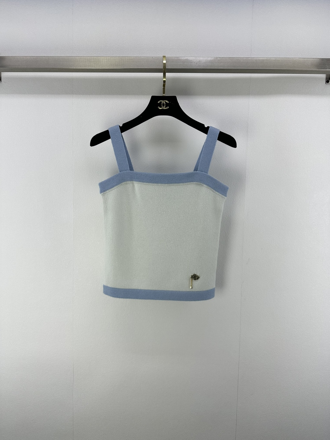 NO:429694,Chane* new details 25 Summer new contrast knitted suspenders Customized YB cashmere yarn weaving texture, comfortable and skin-friendly, flat-mouthed suspender vest, fine crochet texture design, chest shoulder strap and hem contour wrap are different from the large body, forming a contrasting layering, single-sided pendant chain embellishment at waist, highlighting the brand personality, highlighting the overall feeling of outfit, elastic and tighter, more refined, slimming outfit, showing slack tone, light luxury and fashionable temperament, single-wearing and layering, the first choice for fashionable outfits in all seasons, 4 colors, 3 codes, SML, chanel, alexander wang19860909Chane*上新细节 25 夏季新款撞色针织吊带 定制YB羊绒纱线织造 质感光泽 舒适亲肤 平口吊带背心 通体细密钩织纹理设计 胸前肩带和下摆轮廓包边与大身颜色相异 形成撞色层次感 腰间单侧吊坠链条点缀 彰显品牌个性 凸显穿搭整体感 弹性松紧更显精致 穿搭显瘦 尽显松弛调性 轻奢时髦气质 单穿叠穿均可 四季时尚穿搭首选 4色3码SML,,chanel,alexander wang,Women's clothing