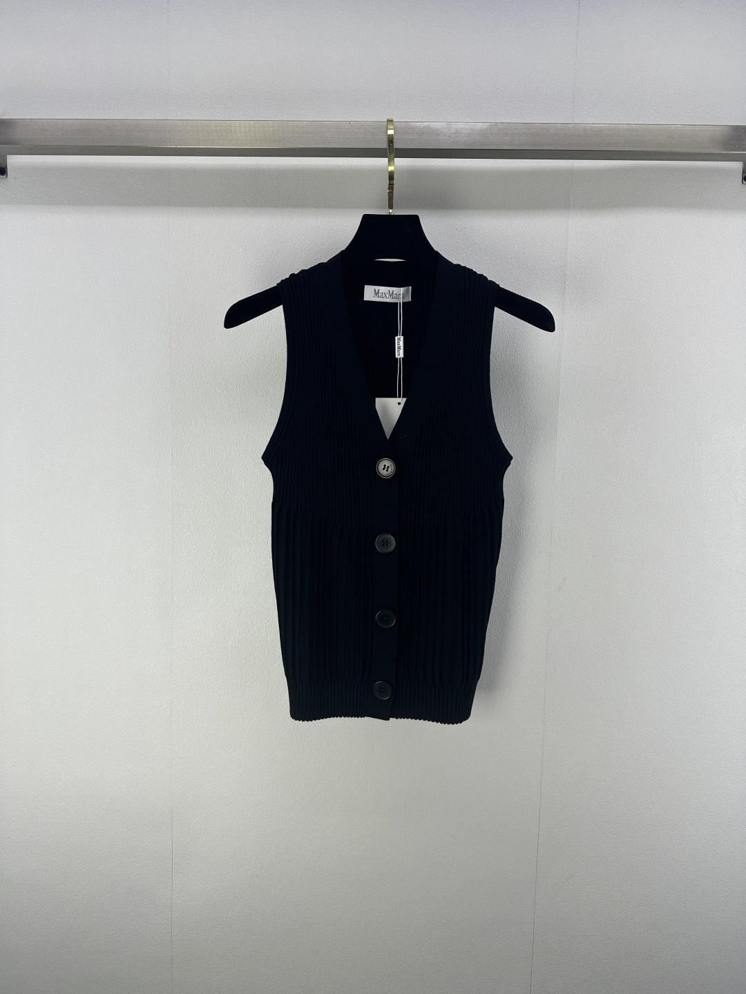 NO:429018,New details on Maxmar* 25 latest v-neck cardigan vest in summer!  The button brand jacquard logo logo, the pleated design is exquisite and luxurious and eye-catching, perfect interpretation of the logo, full of high-end feeling, sweet and cool girl handsome and casual temperament 3 colors 3 codes SML, alexander wang19860909Maxmar*上新细节 25 夏季最新v领开衫背心！纽扣品牌提花logo标识,褶皱设计精致奢华又吸睛,完美诠释标示性,入眼满满的高级感,甜酷风少女帅气随性气质 3色3码SML,,alexander wang,Women's clothing